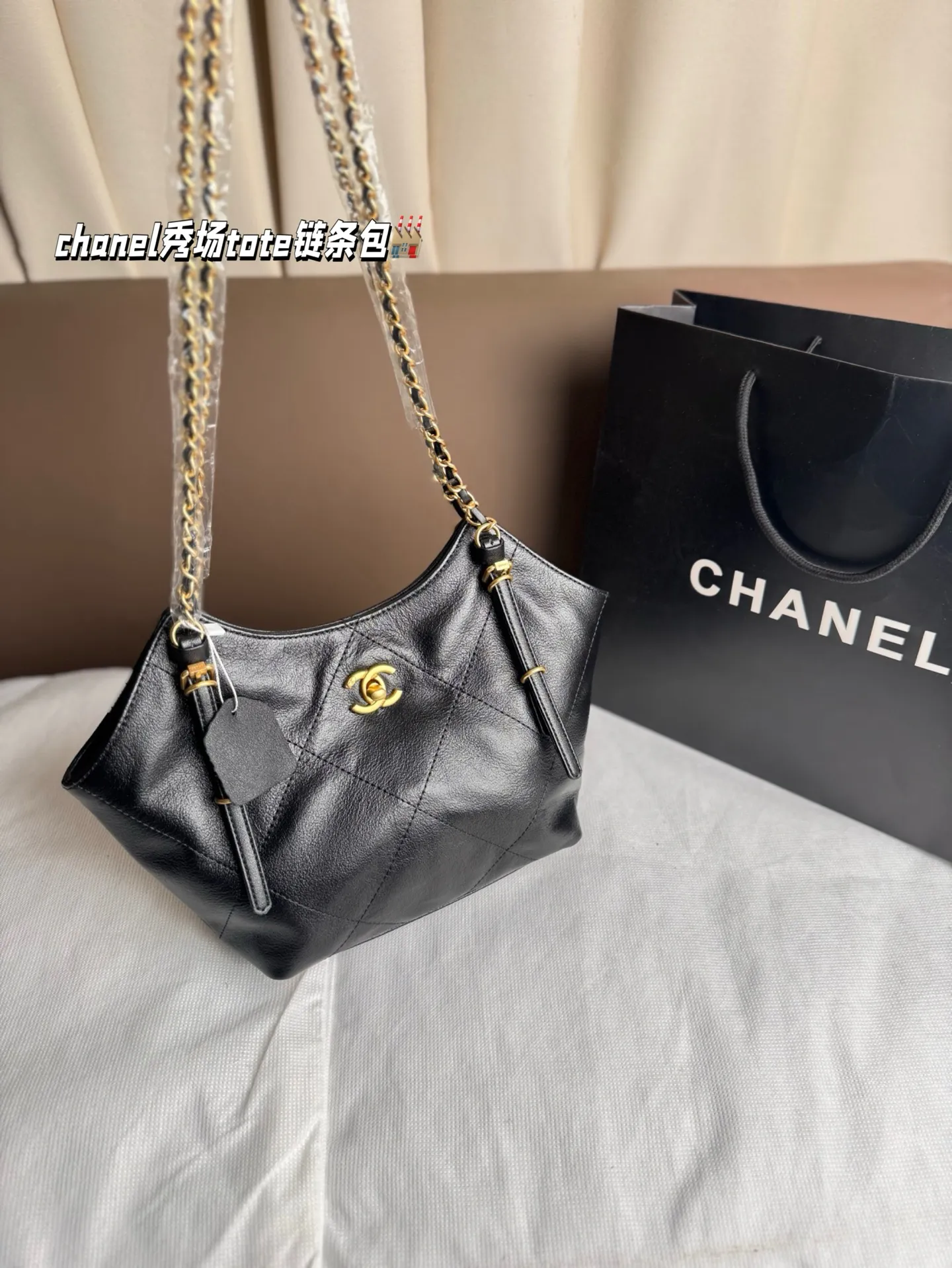 P215 香奈儿 chanel秀场tote新款🔥 秋冬tote包一如既往的备受瞩目👀 可以装下全世界的巨大容量 休闲软塌 背出随性风格 简约大菱格衬托整个包的大气凌然 出街最佳搭档 尺寸 18*18