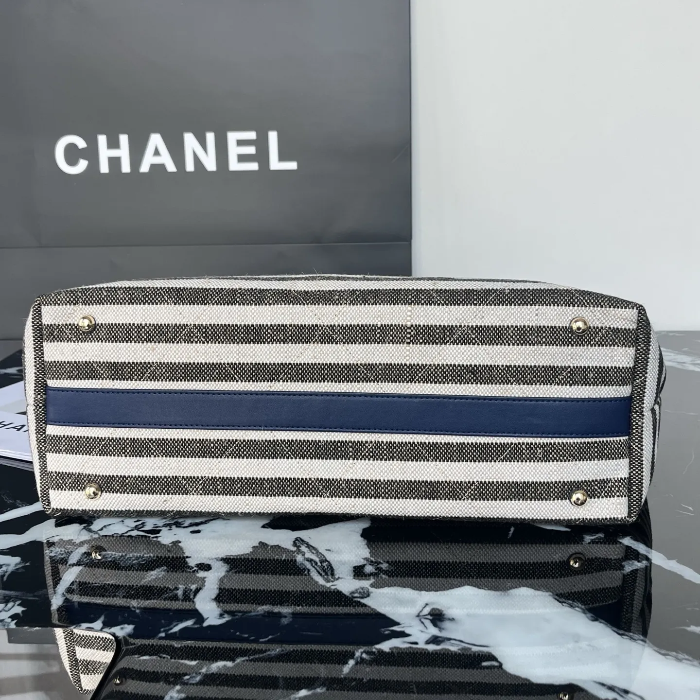 💰218包邮❗ OHANEL🚩🚩🚩𝟐𝟔𝐜 沙滩🏖️𝐭𝐨𝐭𝐞这款条纹菱格🐂牛仔帆布托特包 经典菱格纹 牛仔布拼皮革 ♨️休闲又不失优雅气质 金色双C标志超有辨识度 沙滩包设计方便开合 容量大 通勤or短途旅行🧳都很OK 牛仔布耐磨易打理 随便搭配休闲或正式穿搭🏖️都很出彩 实用又有设计感！ 尺寸𝟐𝟔*𝟒𝟒*𝟏𝟑𝐜𝐦 材质：条纹帆布 款号：80017 ❌不退不换慎重下单❌