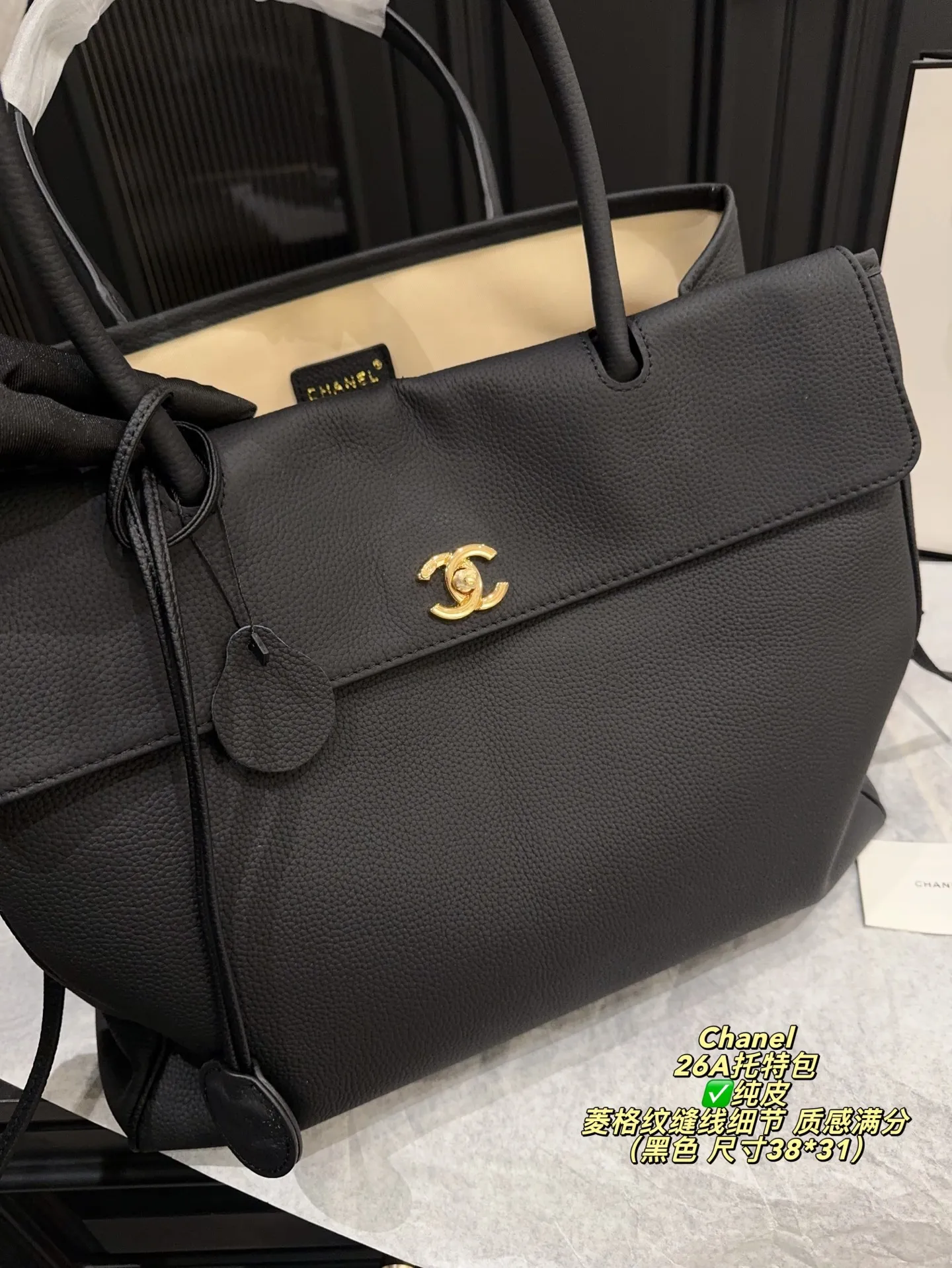 ✅纯皮P335无盒⚠️尺寸38*31 香奈儿Chanel 26A麂皮托特包 驼色麂皮+黑色皮革拼接，金色双C标志超有辨识度。菱格纹缝线细节，质感满分！尺寸适中，通勤休闲都能用，手提肩背都OK。