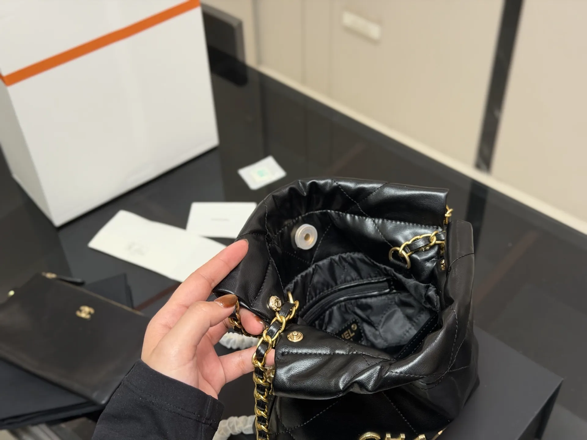 ¥180 配折叠盒飞机盒 size:20*20cm 香奈儿 迷你22bag 缩小版22bag显得格外的俏皮可爱, 依旧是小牛皮材质, 柔软而轻盈! 搜索🔍 垃圾袋 mini