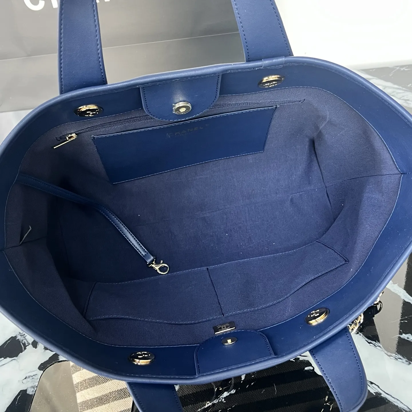 💰218包邮❗ OHANEL🚩🚩🚩𝟐𝟔𝐜 沙滩🏖️𝐭𝐨𝐭𝐞这款条纹菱格🐂牛仔帆布托特包 经典菱格纹 牛仔布拼皮革 ♨️休闲又不失优雅气质 金色双C标志超有辨识度 沙滩包设计方便开合 容量大 通勤or短途旅行🧳都很OK 牛仔布耐磨易打理 随便搭配休闲或正式穿搭🏖️都很出彩 实用又有设计感! 尺寸𝟐𝟔*𝟒𝟒*𝟏𝟑𝐜𝐦 材质:条纹帆布 款号:80017 ❌不退不换慎重下单❌