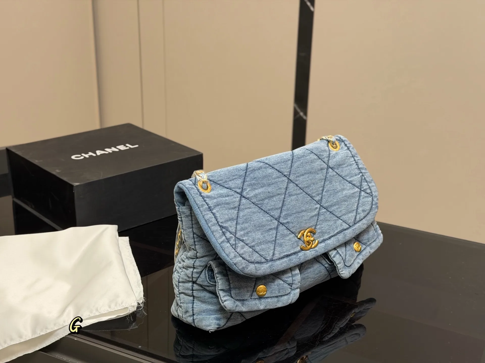 ¥245 Chanel香奈儿25K好美啊,蝴蝶结还是百看不腻, 链条装饰充满活力。又嫩又俏皮 感觉香香的每一款都是投资级艺术品, 入手即定格永恒摩登风格,开心 保值又时髦,随性还百搭, 有的实用能装,有的优雅高贵 尺寸:36.22cm