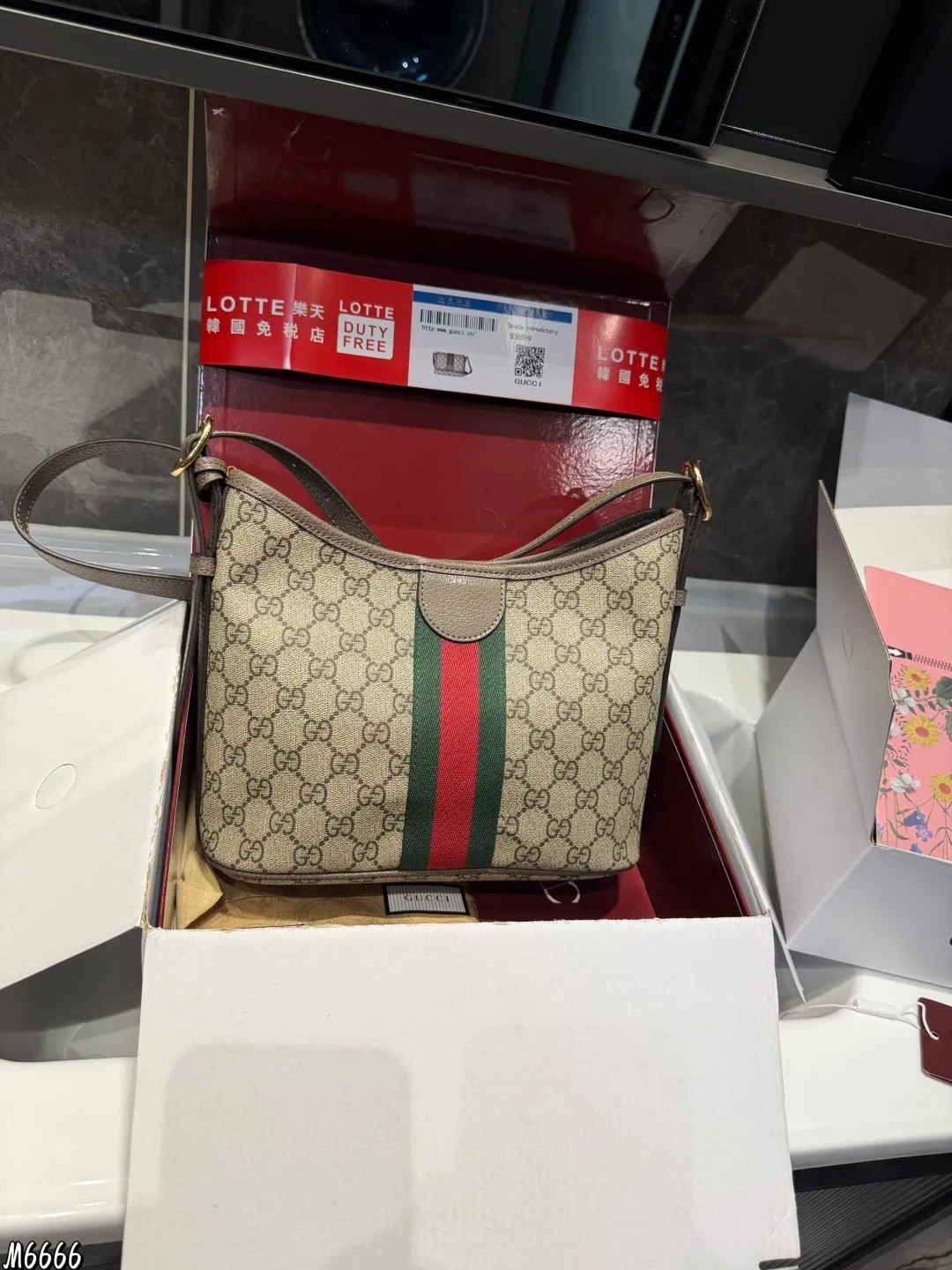 ❤️P190(折叠礼盒)❤️ Gucci 二次回购了这只Hobo慵懒风托特包!超赞~ 被同事问了N次的高级感托特包来啦的!超显贵气!经典 GucciGG 老花的标识,辨识度很高,材质经典耐用不过时!包包里面有一个小的夹层,可以放下很多东西,通勤上班,放电脑也可以轻松容纳,自重也是很轻便,这-点非常棒上班,上课,旅行,通勤,真的好适合,棕色口百搭实用率高!尺寸26.21