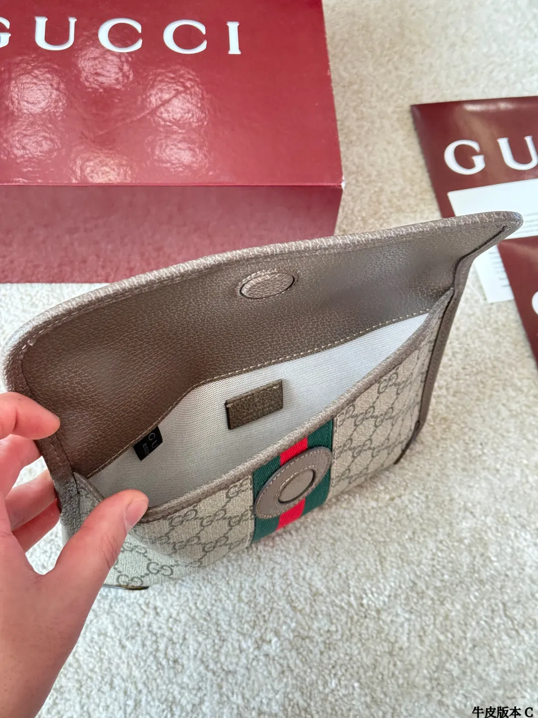 牛皮版本 p135 Gucci Ophidia 腰包 Gucci Ophidia系列腰包,采用GG Supreme涂层帆布+皮革饰边,双G金属扣超有辨识度。容量适中,手机钱包都能装,日常通勤或休闲出街都很OK!灰色低调百搭,男女都能轻松驾驭,腰包/斜挎多种背法,解放双手超方便~Ophidia系列经典老花+现代设计,时尚实用两不误,是Gucci热门单品之一! 尺寸24x16cm