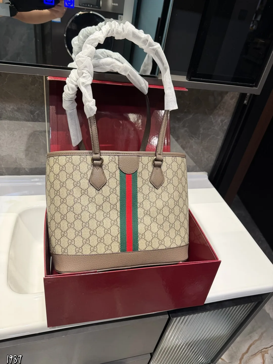 ❤️牛皮版本p175❤️ Gucci Ophidia 老花托特包Gucci Ophidia系列老花托特包，采用乌木色GGSupreme帆布+棕色皮革饰边，经典红绿织带超有辨识度容量大，通勤、旅行、妈咪包都OK！内部空间宽敞，能装下电脑和文件，实用又时髦。复古设计+耐用材质，百搭不挑人，是Gucci经典热门款，日常出街超加分尺寸25 20cm