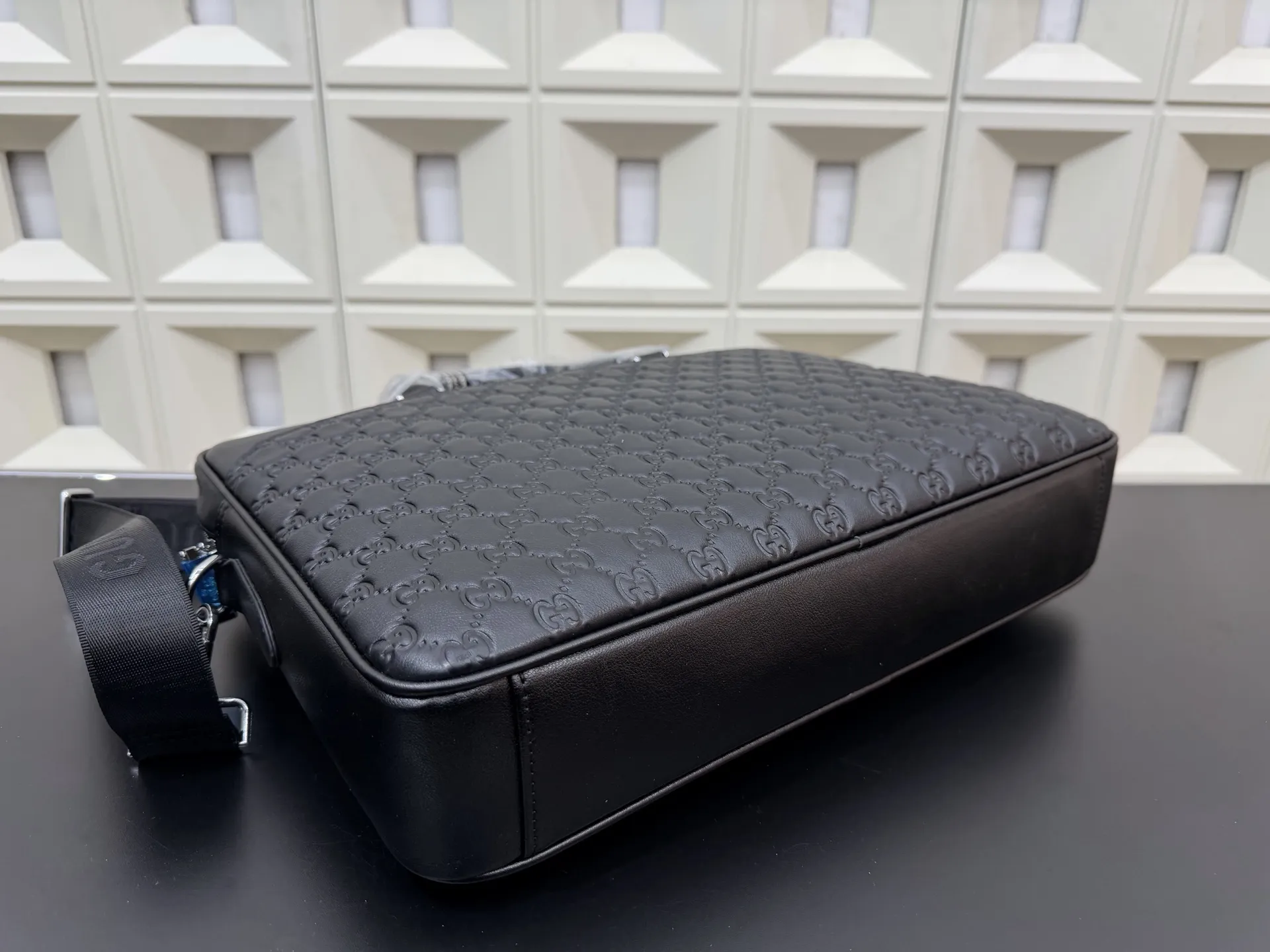 P165 Gucci 古奇 GG牛皮公文包 男包 电脑包 手提包 经典百搭 实物拍摄 原厂原版面料 高端品质 配送防尘袋 28 x 38 cm。