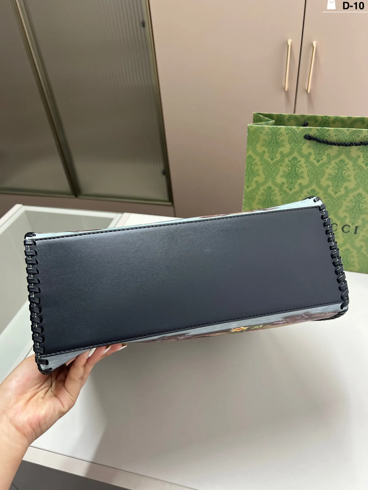 大💰p185 D-10尺寸32&times;27/28&times;21 酷奇GucciLABUBU联名托特包 突显出优雅的气质 容量与实用性不可小觑