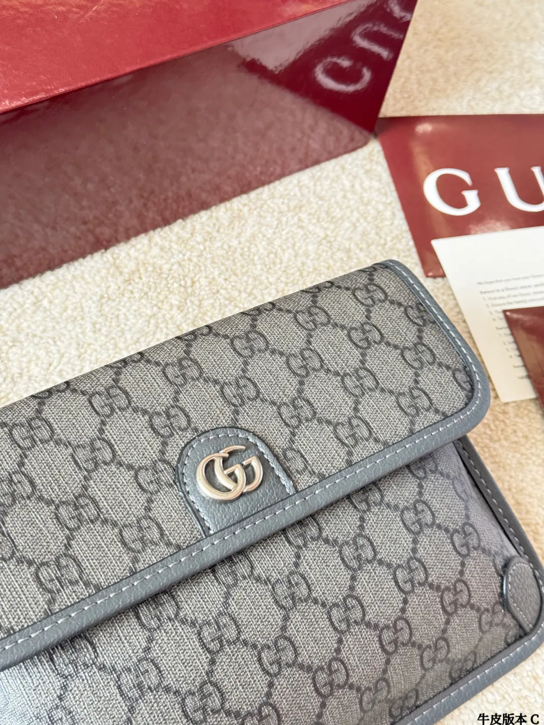 牛皮版本 p135 Gucci Ophidia 腰包 Gucci Ophidia系列腰包，采用GG Supreme涂层帆布+皮革饰边，双G金属扣超有辨识度。容量适中，手机钱包都能装，日常通勤或休闲出街都很OK！灰色低调百搭，男女都能轻松驾驭，腰包/斜挎多种背法，解放双手超方便～Ophidia系列经典老花+现代设计，时尚实用两不误，是Gucci热门单品之一！ 尺寸24x16cm