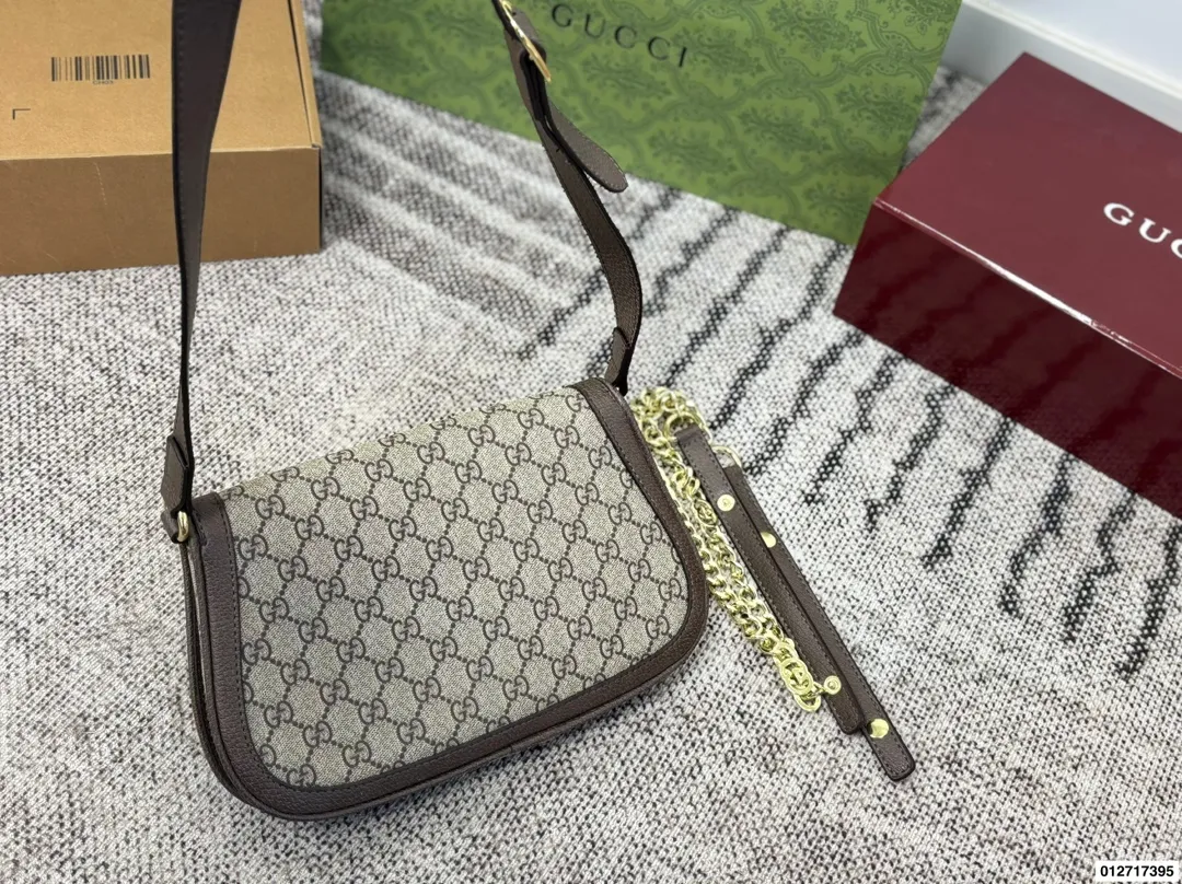 p155 礼盒包装🎁 Gucci 绝对的大爆款Blondie 金属镂空logo 搭配翻盖包身设计 经典且复古 绝不能错过尺寸：28.18