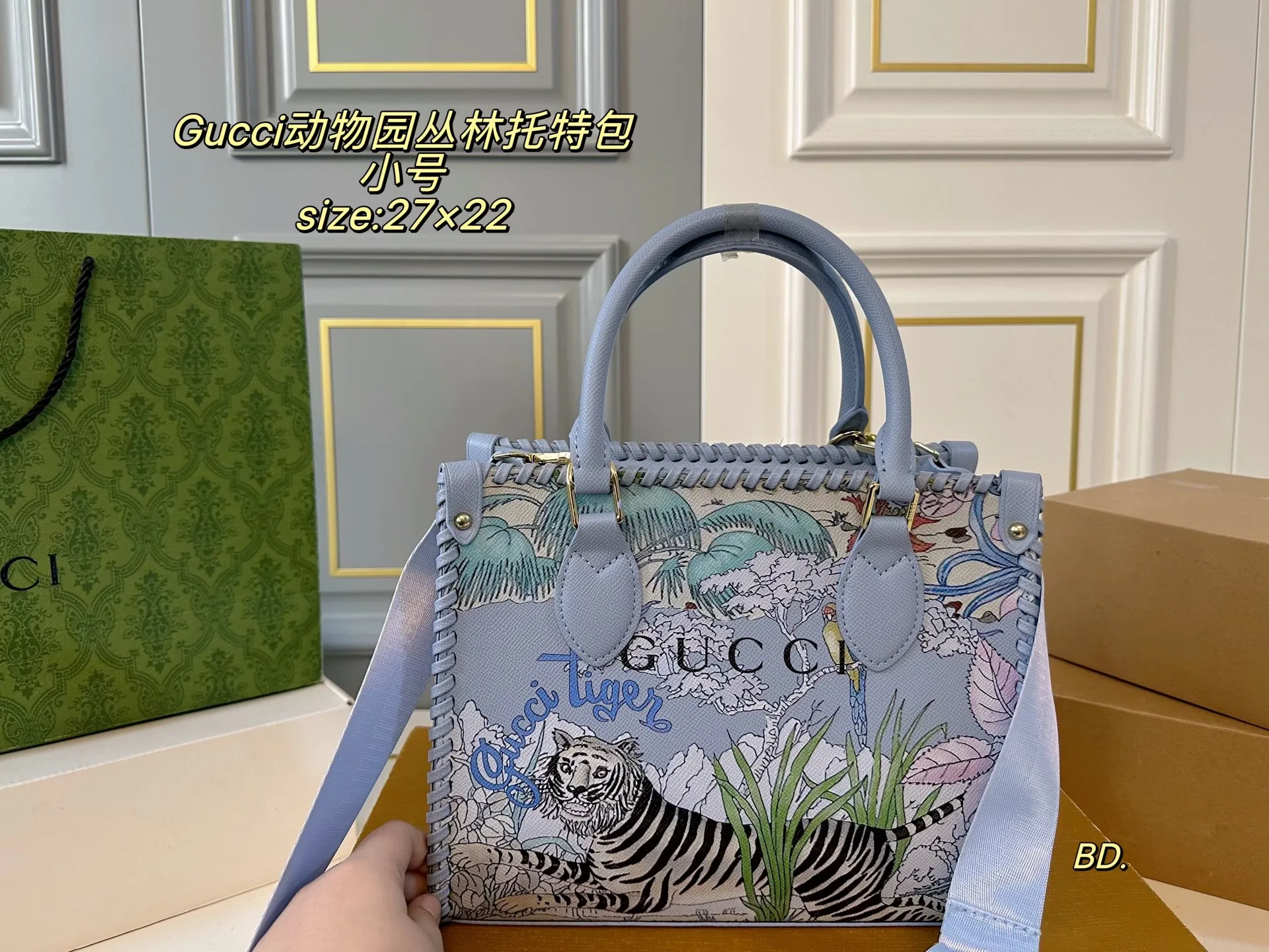 P175小号(无盒) size:27×22小号 GUCCI古驰新款动物园丛林托特包🛍️ 经典时尚,色彩搭配简直是太美啦 淡彩描绘的老虎影响 加上醒目的印花 一片生机勃勃,令人心情愉悦~ 整体设计时尚,超级感爆棚‼️