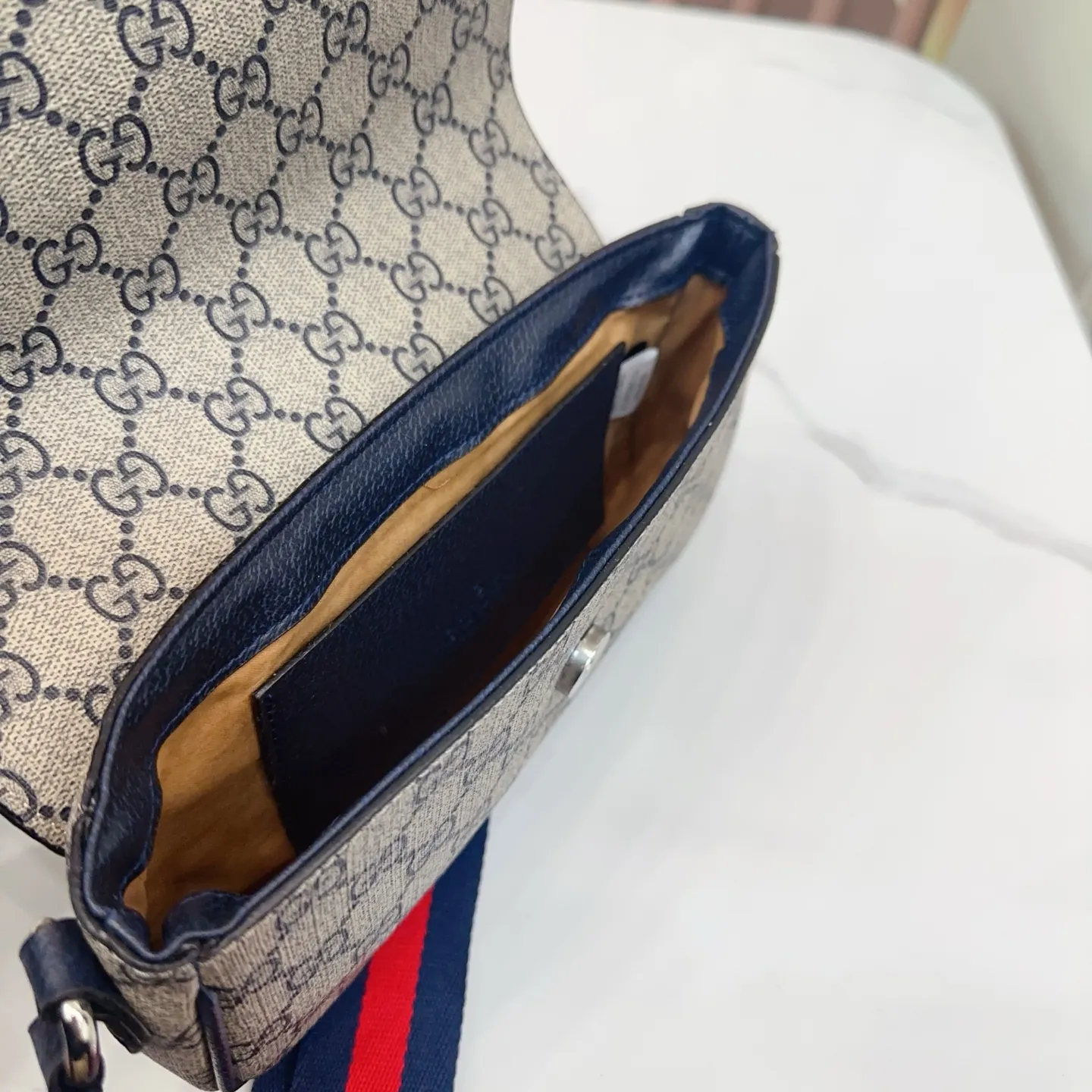 p105 配折叠盒 GUCCI酷奇Ophidia系列信封包 完全不是小废包,大小合适,可以满足日常需求,肩带可调节!尺寸22.14cm。 Q