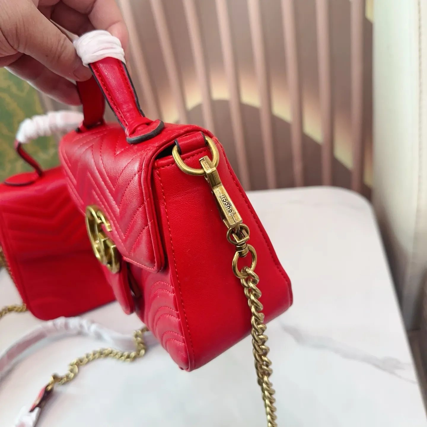 大号p125小号p120 折叠礼盒 Gucci Marmont 邮差包 系列链带肩背包采用颇具结构感的柔软造型和超大号翻盖封口，配以双 G 金属配件。可滑动链条肩带有多种背法，可在肩背和手提之间自由转换。采用波浪纹绗缝皮革，背面配以 GG 标志专柜热销爆款[色]尺寸大号 27 16cm/小号21 15cm。Q