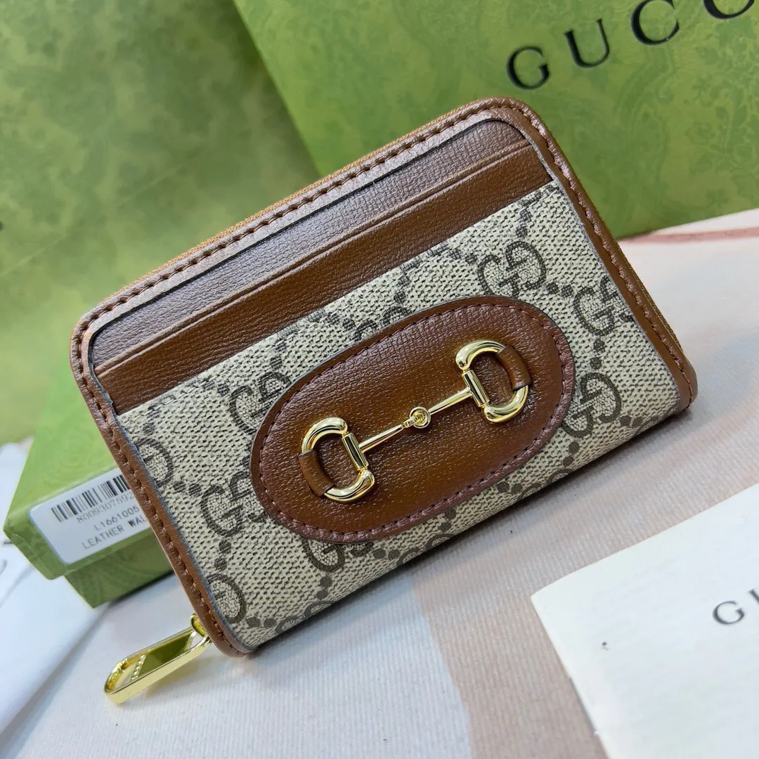 P80🎀GUCCl 195501🎀颜色 白色🎀尺寸: 11.5*8.5*3🎀全新推出这款由GG Supreme高级人造帆布和棕色皮革材质制成的Gucci 1955马衔扣卡包。该系列采用与手袋一脉相承的双环和长条形设计,这一细节灵感借鉴自品牌的马术本源,是Gucci经典传承之一,也是品牌最具代表性的符号元素之一