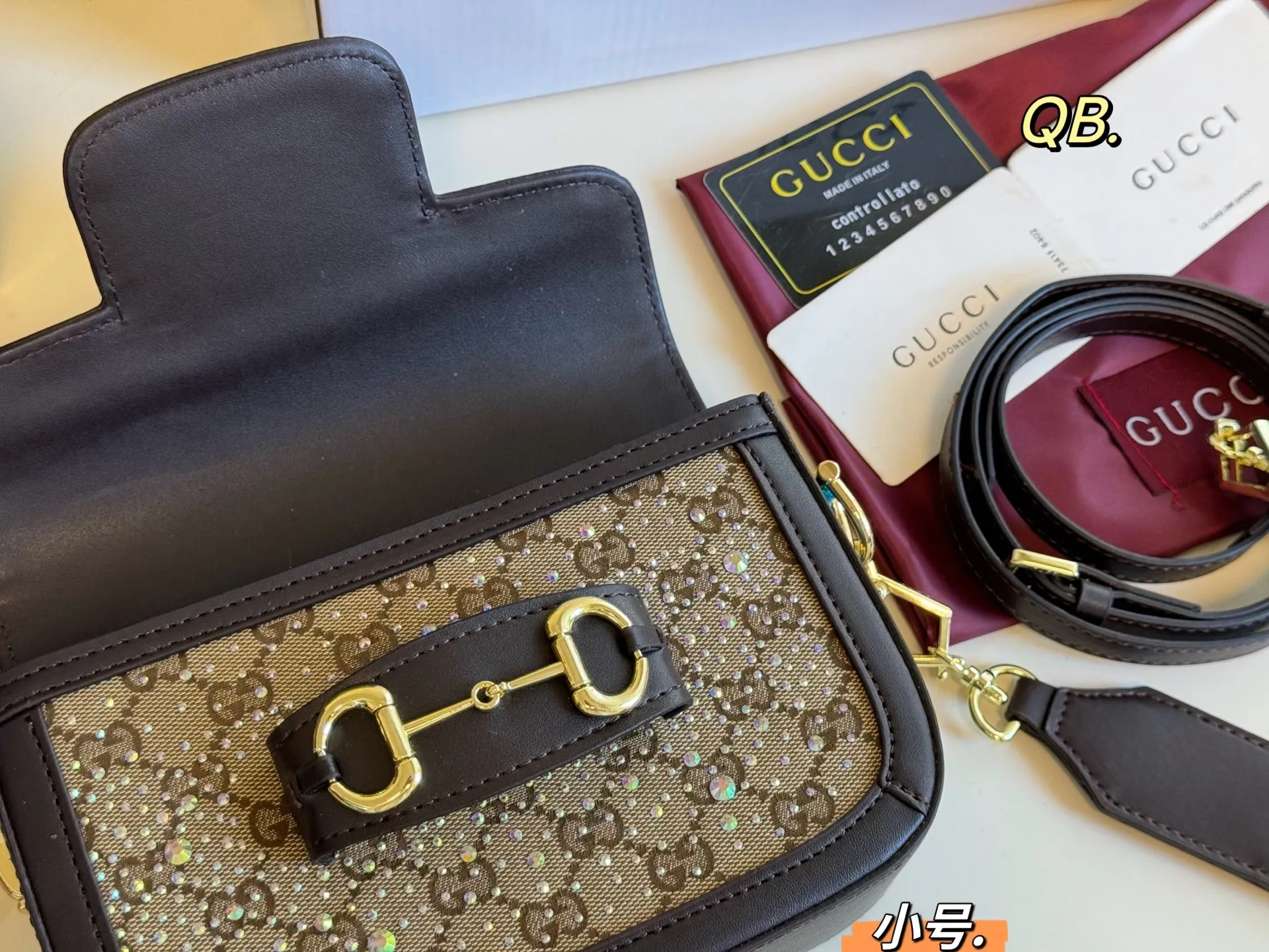 P135小号(折叠盒) size:20×14 Gucci 古驰新款1955水钻马鞍包💕 经典马衔扣金属logo, 复古气息十足✅ 质感超👍,肩带🉑️自由调节~ 优雅经典,超级百搭款!