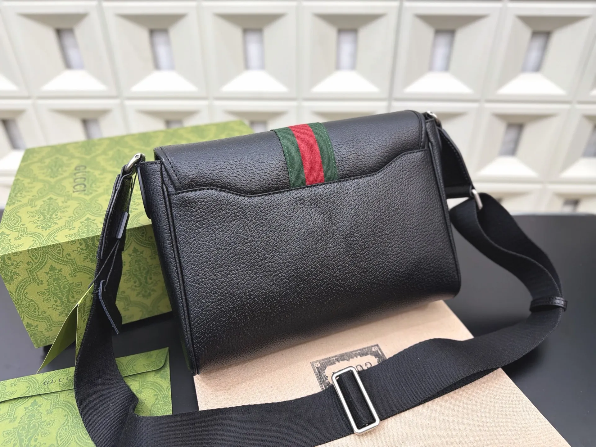 P210 Gucci 古奇 GG Ophidia 邮差包 翻盖单肩包 经典百搭 实物拍摄 原厂原版面料 配送防尘袋礼盒 28 x 20 cm。