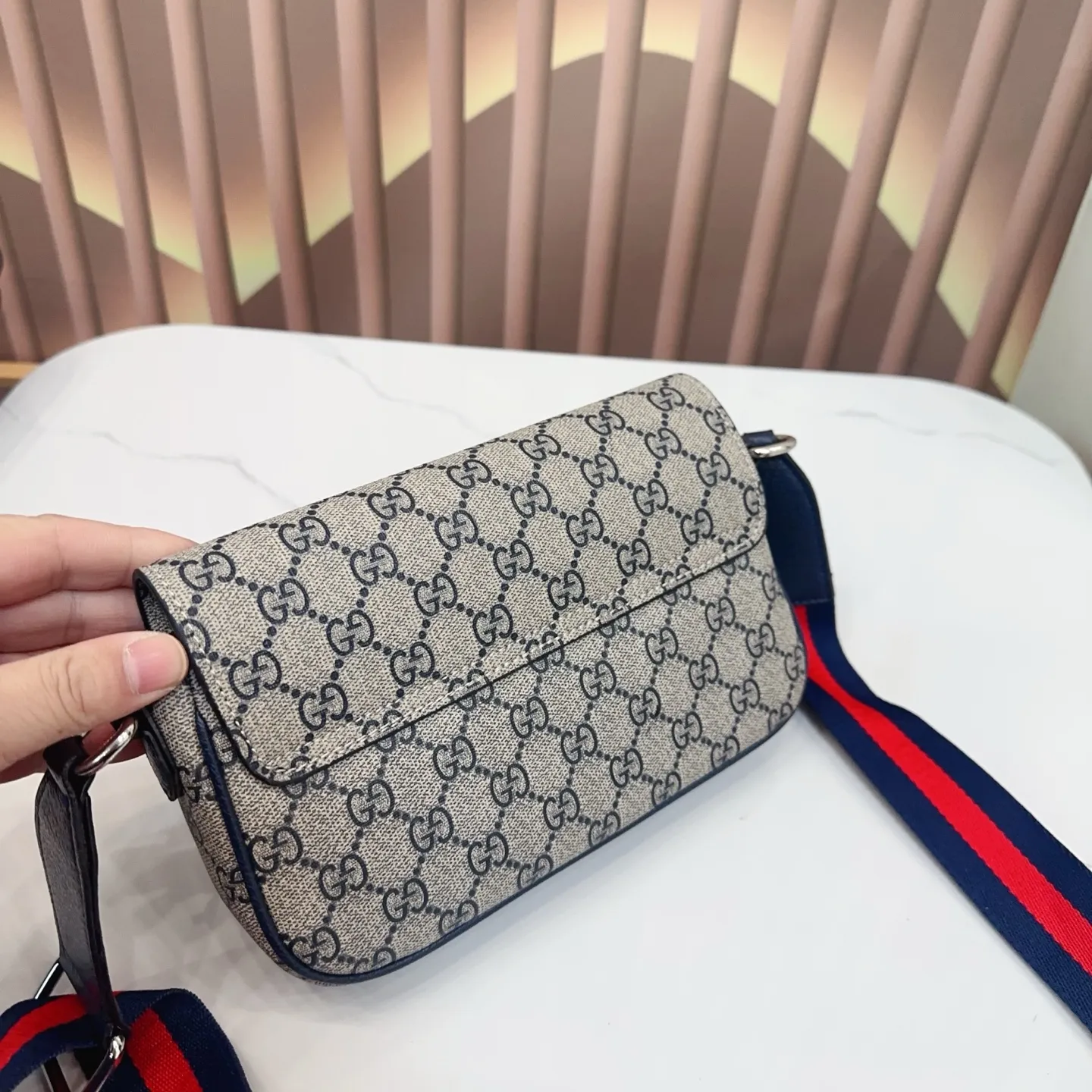 p105 配折叠盒 GUCCI酷奇Ophidia系列信封包 完全不是小废包,大小合适,可以满足日常需求,肩带可调节!尺寸22.14cm。 Q