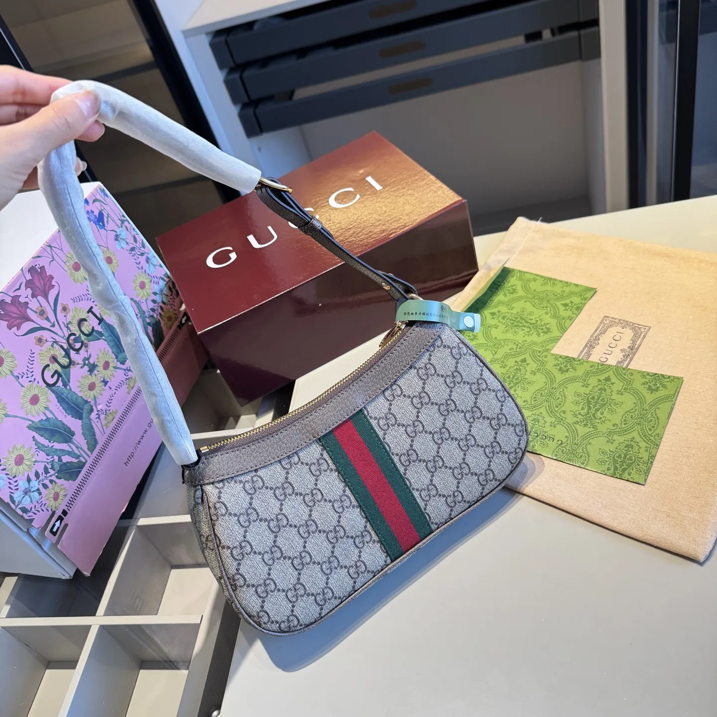 🅿️170✅牛皮系列🔜 顶级货🔥全套包装‼️芯片扫码‼️ GUCCI 专柜经典Ophidia系列腋下包💕明星同款!配长带!高端货!原版头层牛皮!各大明星追捧的爆款~采用顶级原版五金配件!经典logo!顶级做工!堪比专柜品质✈️原版飞机盒🎁原版折叠礼盒包装(size:25*15*6)