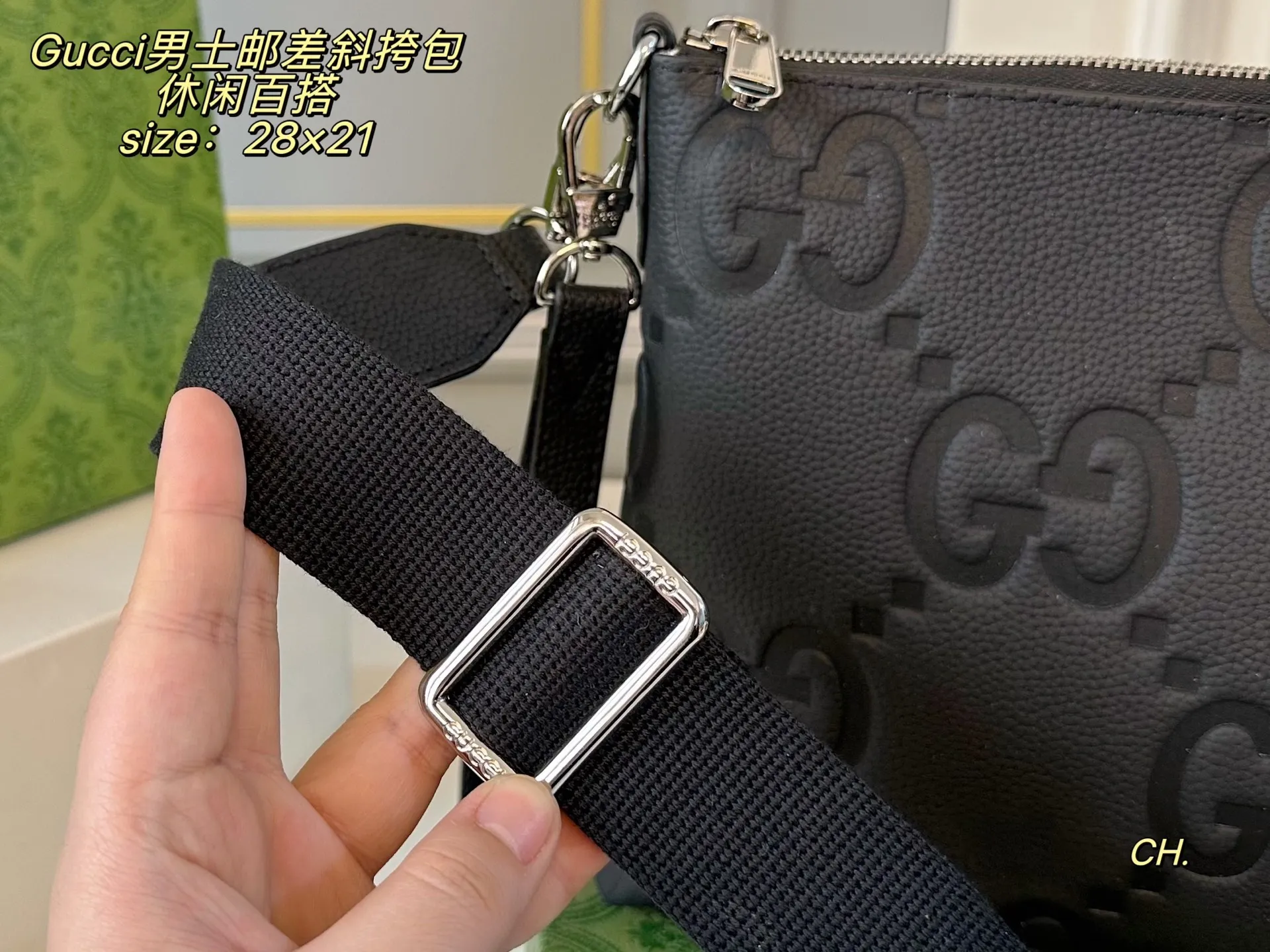 P125(配盒) size:28×21 GUCCI 古驰压花男士邮差包斜挎包💕 方方正正的包型很好搭衣服! 包身特别轻,撞包率极低, 肩带🉑️调节,空间超大~ 出门超方便,男女生都可驾驭❗️
