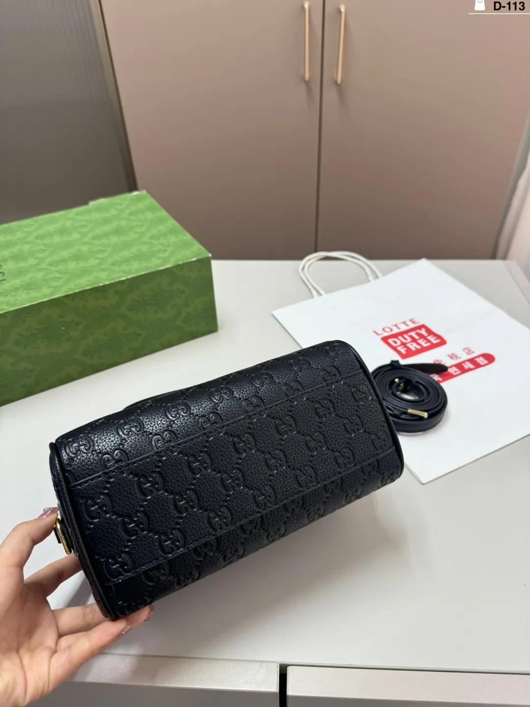 💰p125 D-113尺寸22&times;14折叠盒 酷奇Gucci 波士顿 枕头包 👜最新系列 这个款复古韵味特别浓，原版内里！ 上身效果也超赞
