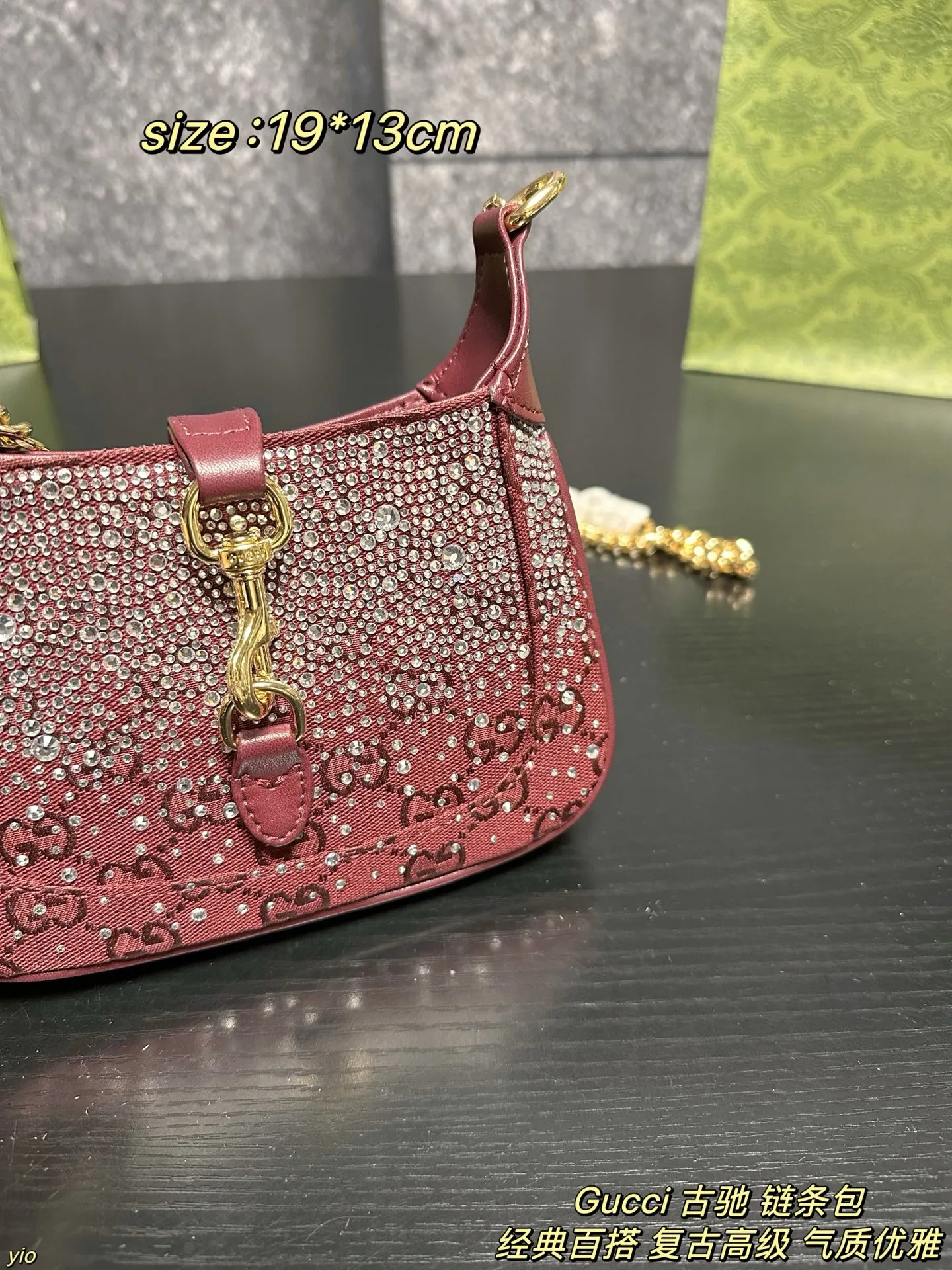 P145配盒 Gucci 古驰 链条包 红色满钻Jackie~爱不够的甜奢风，奢华梦幻的气息简直要扑面而来啦~包身布满闪耀的钻石 不同的光线下都能闪烁着迷人的光芒哇，这种柔美的红色调很容易就能增添一抹甜美精致的魅力 简直是晚宴绝配！ 尺寸：19*13cm