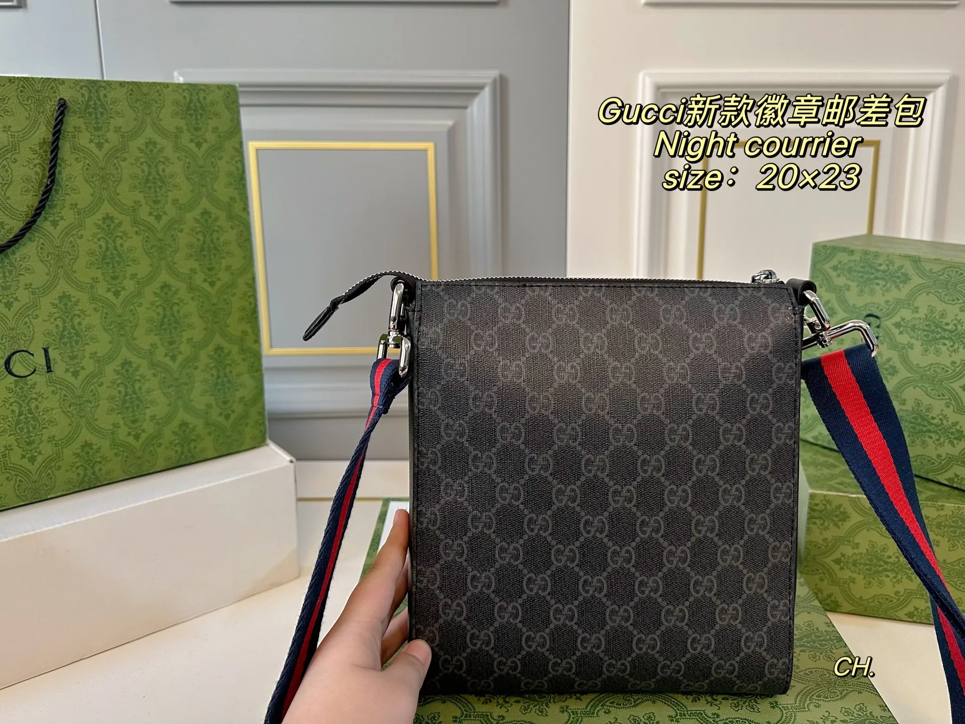 P130(折叠盒) size:20×23 GUCCI 古驰Night courrier 徽章邮差斜挎包💕 方方正正的包型很好搭衣服! 贴画图案➕老花 设计感满分💯 肩带🉑️调节,空间超大~ 出门超方便,男女生都可驾驭❗️