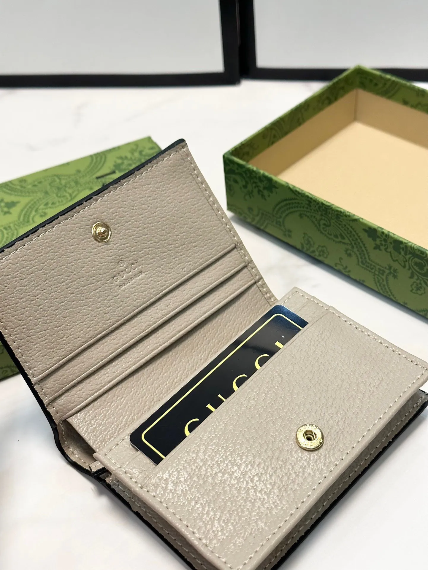 P90🎀GUCCl 🎀颜色 灰🎀尺寸 11*9*3 🎀Gucci 专柜最新款出货!采用里外头层小牛皮 ,做工精致,超多卡位,超薄款设计,携带方便!