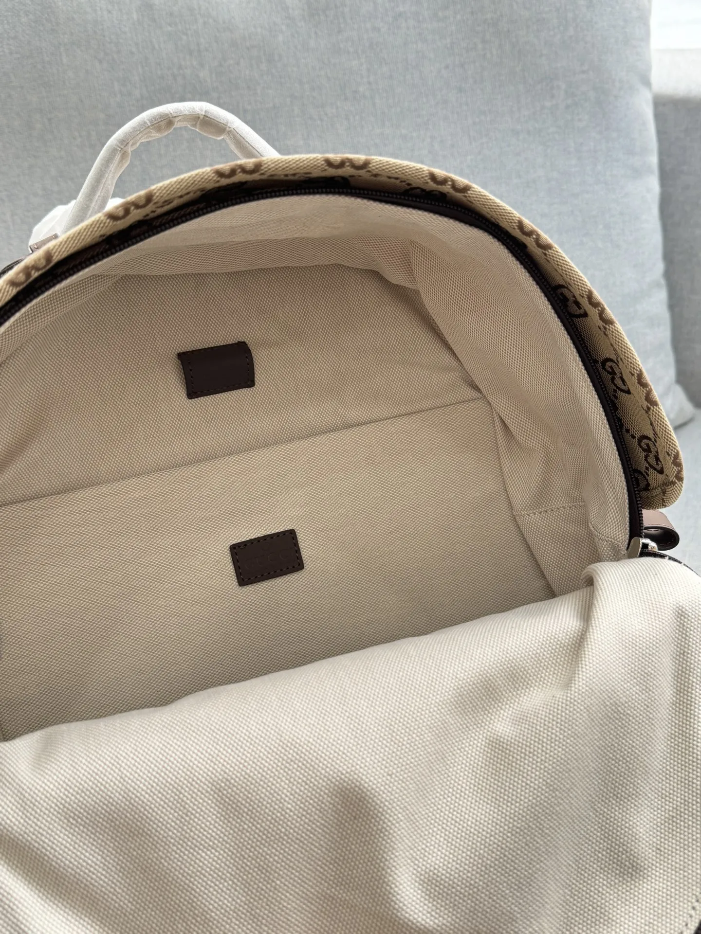 牛皮💰260 size：36&times;40 GUCCI古驰 帆布 双肩包 芯片版本 男生的轻松出行双肩包🎒 春天来了，怎么能少了一场说走就走的旅行呢？这次我选择了古驰的双肩包，不仅容量大，装得下你的出游好物，设计还超有质感，经典的双G logo低调又高级，背上它瞬间提升整体穿搭level！👌