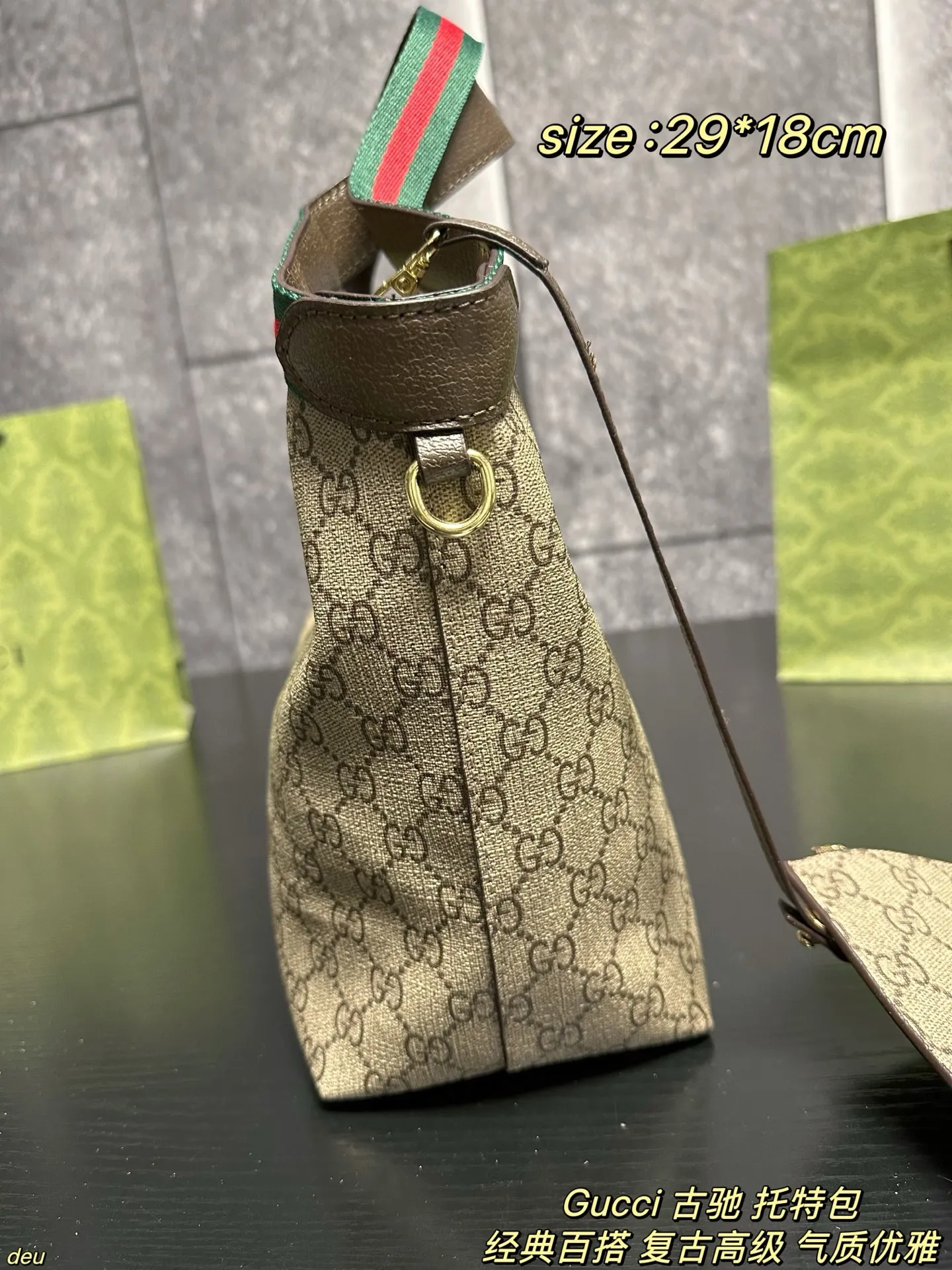 P130配盒 Gucci 古驰 托特包 Gucci Giglio托特！通勤必备好物✨真的被这款超轻自重的托特惊到✨ 装14寸电脑+文件+补妆包，肩膀完全不压塌，打工人狂喜～经典GG帆布+织带滚边，复古又不挑风格，通勤西装、周末休闲装都能搭。可拆卸肩带秒变手拿包，一包两用！磁吸扣设计安全感拉满，开放式收纳拿取超方便，2026早春秀款自带高级辨识度！ 尺寸：29*18cm