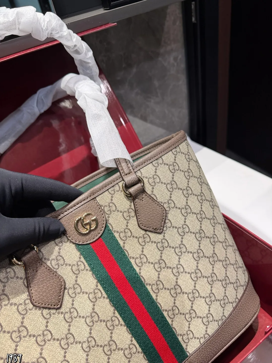 ❤️牛皮版本p175❤️ Gucci Ophidia 老花托特包Gucci Ophidia系列老花托特包,采用乌木色GGSupreme帆布+棕色皮革饰边,经典红绿织带超有辨识度容量大,通勤、旅行、妈咪包都OK!内部空间宽敞,能装下电脑和文件,实用又时髦。复古设计+耐用材质,百搭不挑人,是Gucci经典热门款,日常出街超加分尺寸25 20cm