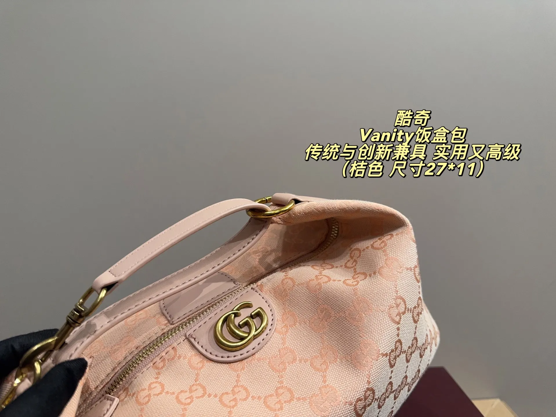 P165配盒配挂件⚠️尺寸27*11 Gucci 酷奇Vanity饭盒包 经典米色乌木GG Supreme帆布+红绿Web织带,复古感满满!灵感来自品牌档案,独特“饭盒包”造型,棕色皮革滚边+可调节肩带,手提、单肩、斜挎都OK 。日常通勤、休闲出街都能轻松装下随身物品,实用又时髦,是秋冬穿搭的点睛之选!