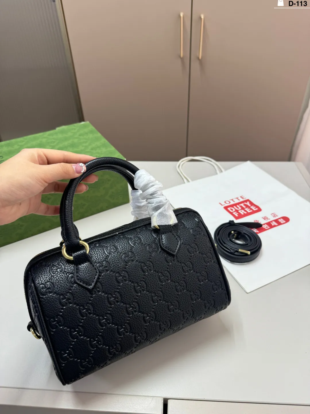 💰p125 D-113尺寸22&times;14折叠盒 酷奇Gucci 波士顿 枕头包 👜最新系列 这个款复古韵味特别浓，原版内里！ 上身效果也超赞