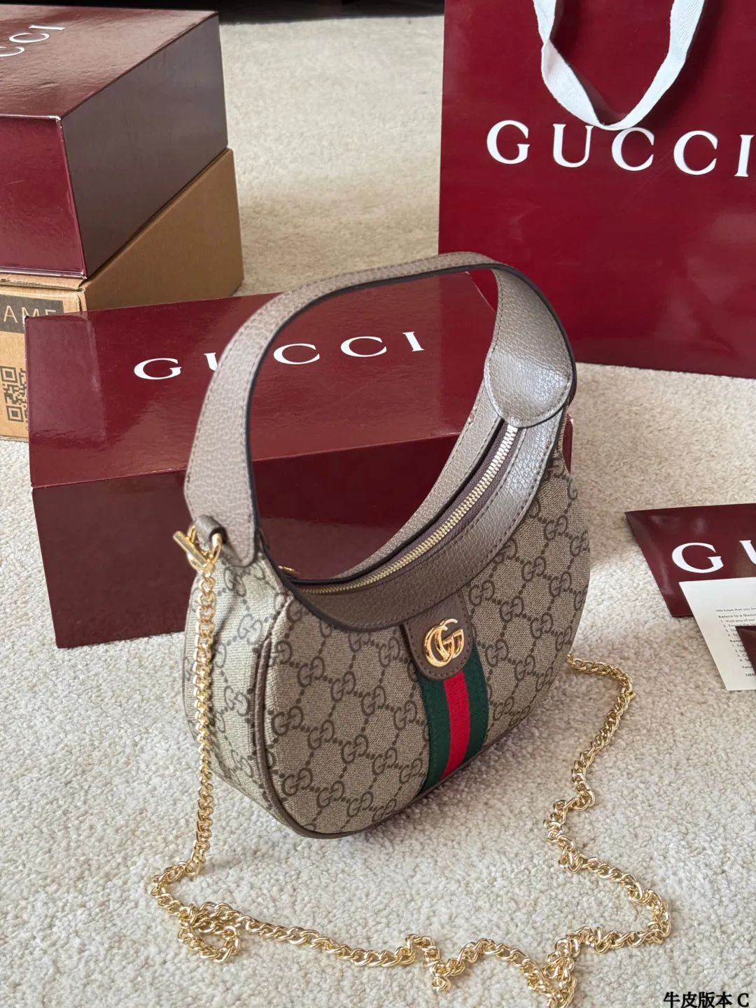 牛皮版本 p150 Gucci Ophidia 月牙包 Gucci Ophidia系列GG月牙包,经典米色乌木GGSupreme帆布+黑色皮革滚边,复古又时髦!正面黄铜双G 搭扣超有辦识度,尺寸约22×12.5x5cm,小巧精致,日常通勤、出街都很百搭。肩带可调节,手提、单肩、斜挎随心切换,内部空间能装手机、卡包等日常小物,实用又美观,是Gucci热门经典款!