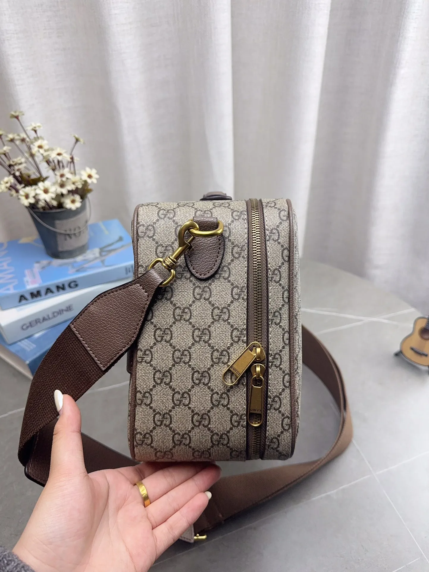 配礼盒包装 酷奇相机包 酷奇单肩包 Gucci 斜挎包 👜最新系列 这个款复古韵味特别浓,上身效果也超赞 尺寸36*22cm p185