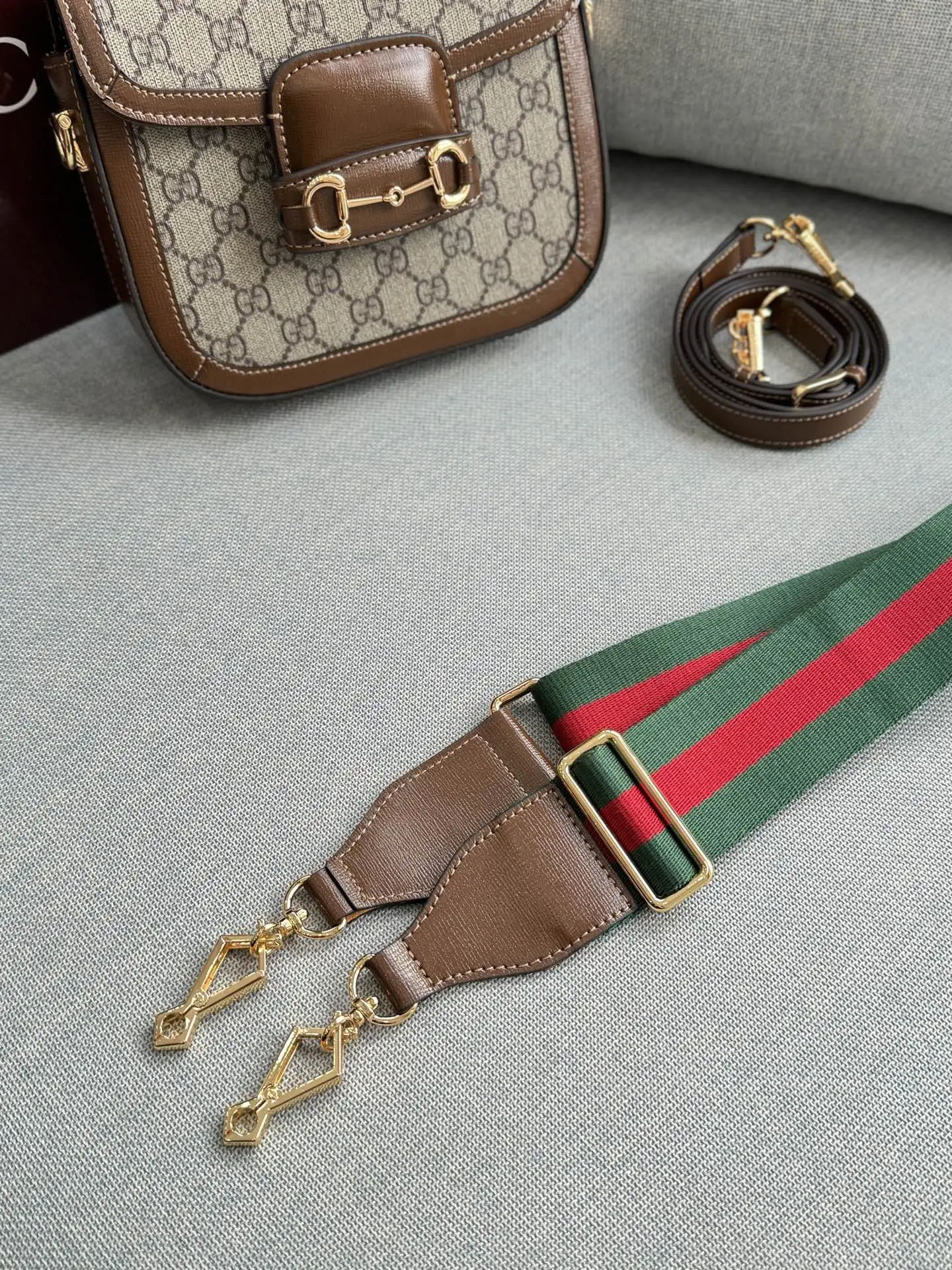 牛皮双肩带💰195 全套礼盒 size：21&times;16.5 GUCCI古驰 Horsebit 1955 马鞍包 单肩包 芯片版本 本来一直很喜欢1955马衔扣的复古感，也因为喜欢的明星倪妮、肖战都背了它🥰 新出小号也就是mini版本完美解决了所有问题，还有2根肩带，皮肩带+经典红绿肩带！！ 更好地突显你的时尚品味。