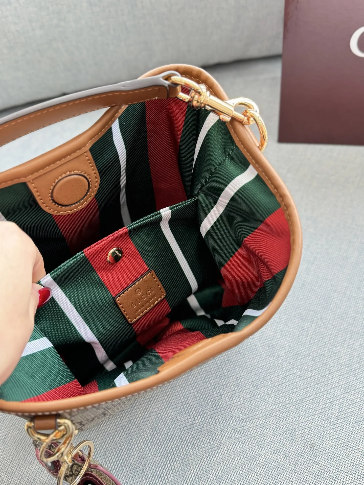 牛皮💰180 全套礼盒 size:18.5×18.5 GUCCI古驰 GG Emblem Emblem 猫头鹰挂件 水桶包手提包 迷你 芯片版本 钥匙扣真的太可爱啦,搭配任何包包都能碰撞出独特的感觉, 非常精致百搭~ 使用频率超高的一只包包!