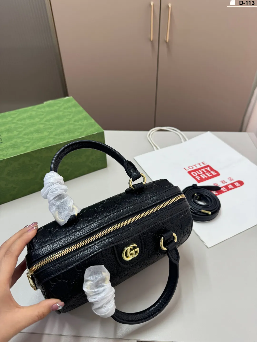 💰p125 D-113尺寸22&times;14折叠盒 酷奇Gucci 波士顿 枕头包 👜最新系列 这个款复古韵味特别浓，原版内里！ 上身效果也超赞