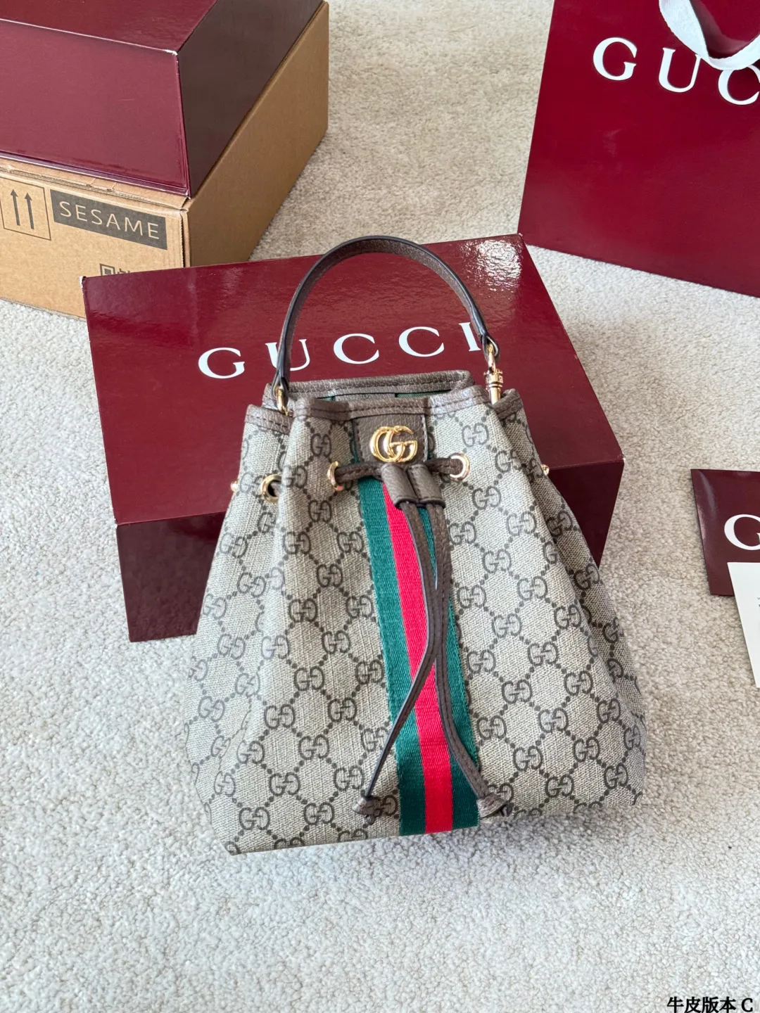 牛皮版本 p165 Gucci Ophidia 老花水桶包 Gucci Ophidia系列老花水桶包,采用米色/乌木色GGSupreme涂层帆布,搭配棕色皮革滚边和黄铜金属配件,复古又时髦!正面双G金属Logo+红绿织带,品牌辨识度超高。尺寸约20x22×14cm,抽绳开合,内部有开放式口袋和手机袋,日常通勤、休闲出行都很实用。肩带可调节,手拎、单肩、斜挎、双肩多种背法,百搭灵活,是Gucci经典热门款!