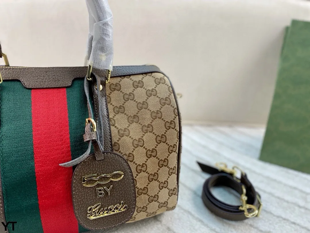 p120 无盒🎁 Gucci枕头包 双G老花帆布系列 手感柔软舒适 耐磨度极好 人手必备 适合手提肩背两用 实用大容量包包 非常轻 上身真的超级洋气!! 尺寸:31*20