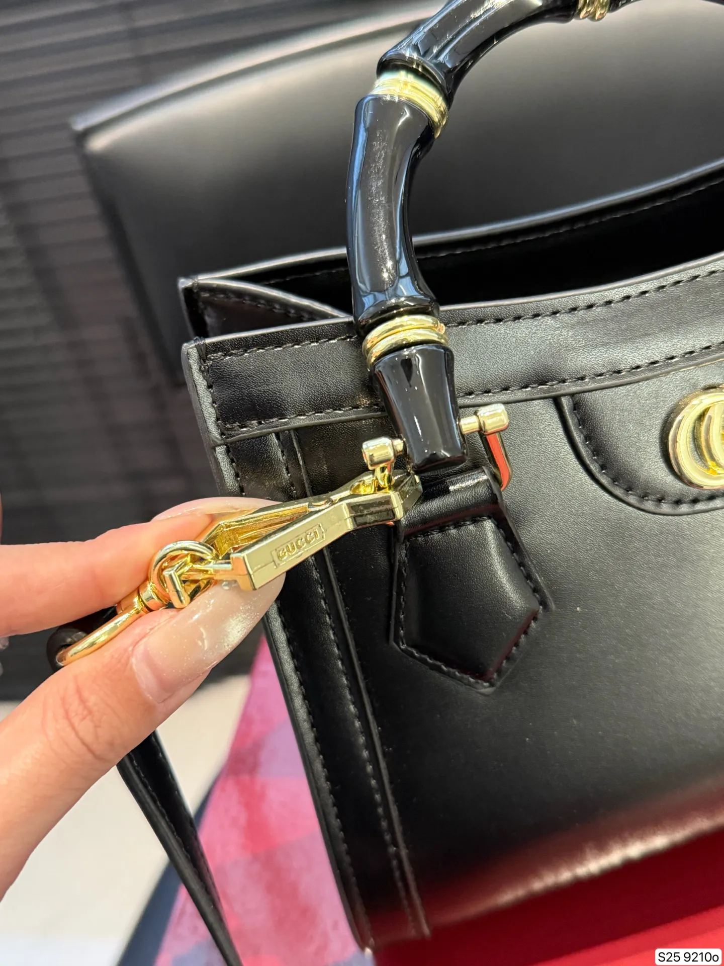 P175 配折叠盒子 酷奇 竹节手提Gucci Diana购物袋 最新系列，这个款复古韵味特别浓，对版五金 原版内里！上身效果也超赞，主要以精致特别的五金来提升整体质感。尺寸 19 16货号9210