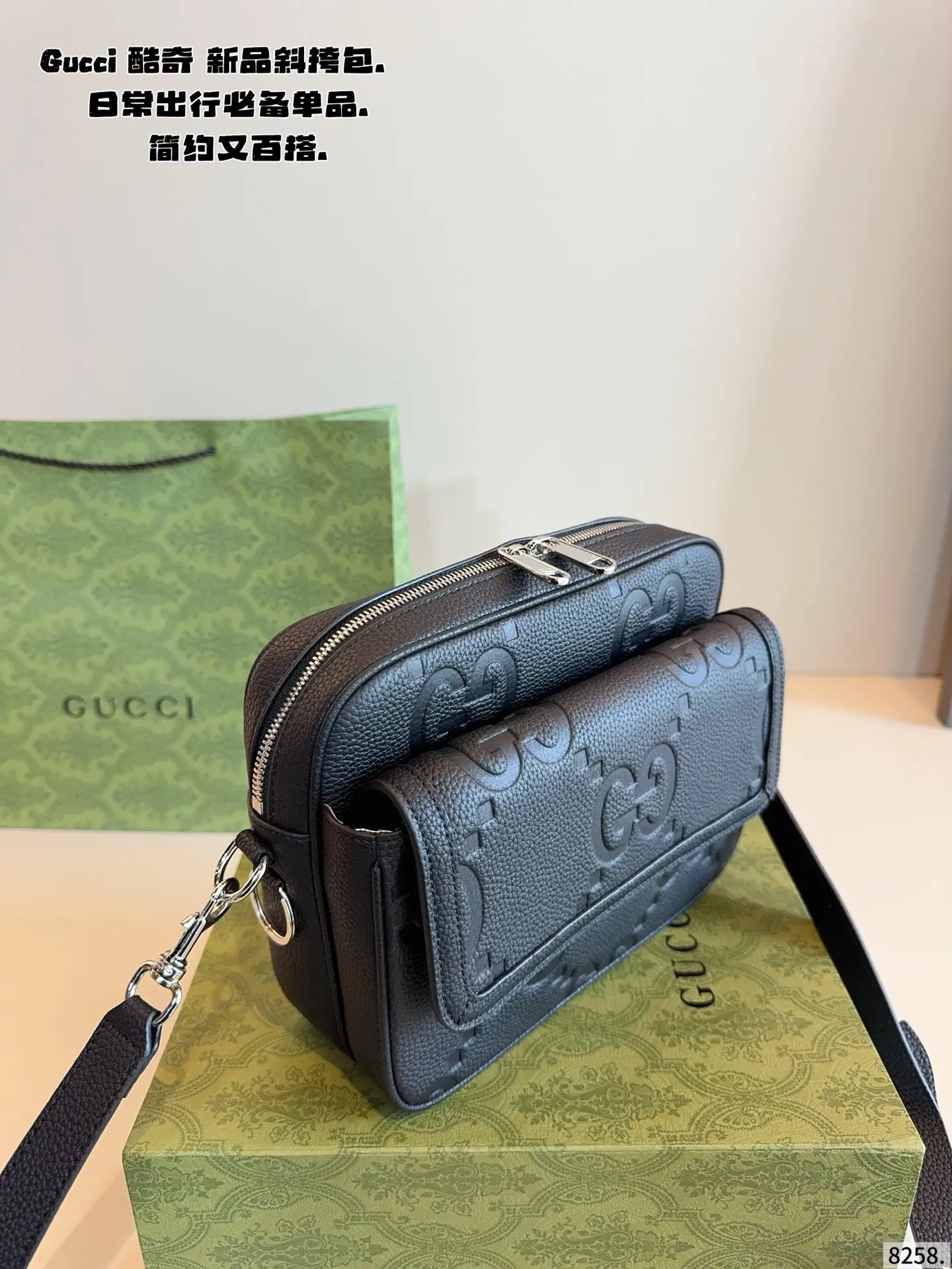 p220纯皮 配礼盒🎁. GUCCI酷奇ophidia斜挎包. GG男包来咯～ 随着时间成长，压花也是经久耐看且永不过时的元素 这款包包造型小巧，依旧是复古的调性，方方正正的包型很好搭配衣服，可斜挎可作为手拿包，日常休闲和商务场合都可以驾驭，撞包率也很低，包身整体也很轻便，简约低调有质感尺寸24*5*18cm