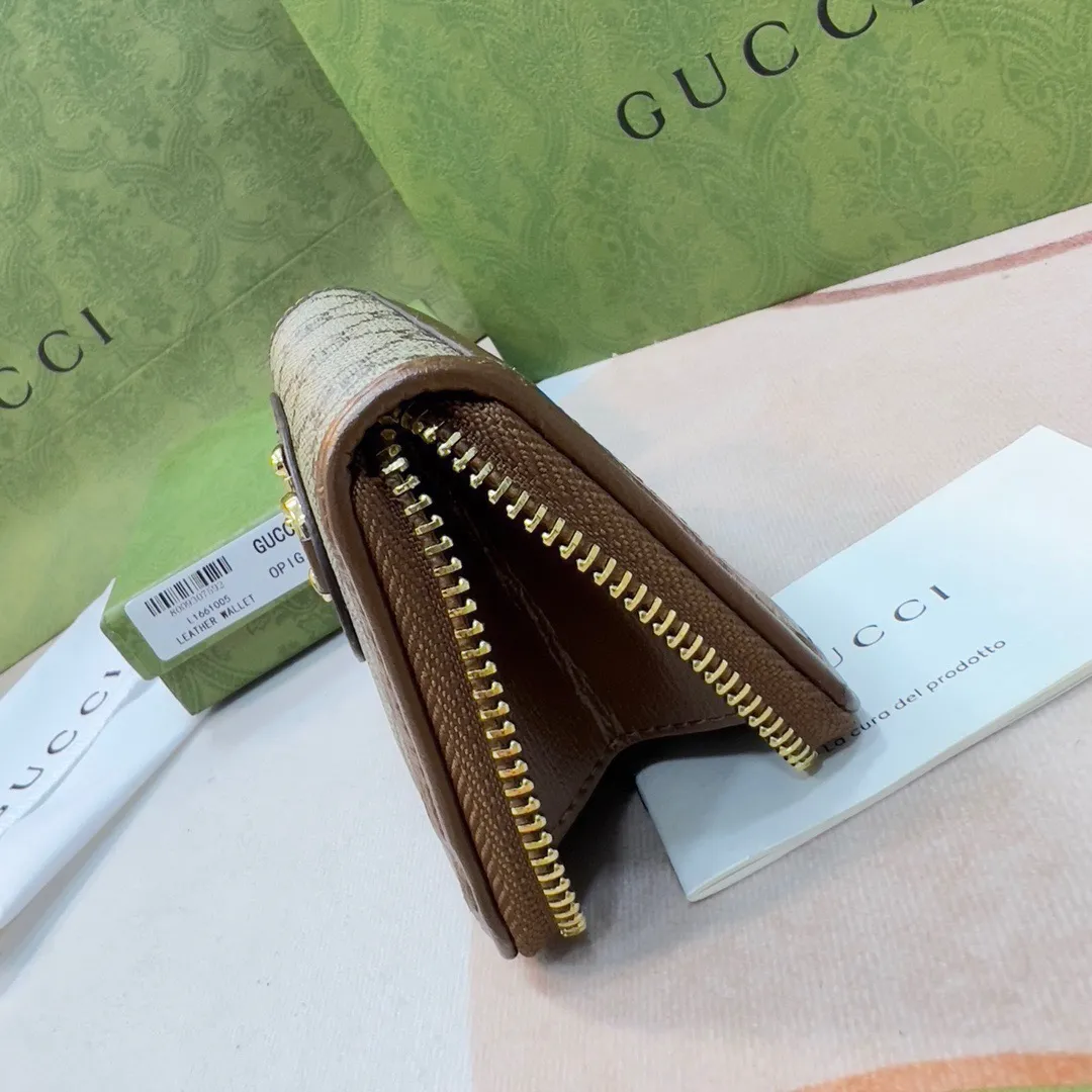 P80🎀GUCCl 195501🎀颜色 白色🎀尺寸： 11.5*8.5*3🎀全新推出这款由GG Supreme高级人造帆布和棕色皮革材质制成的Gucci 1955马衔扣卡包。该系列采用与手袋一脉相承的双环和长条形设计，这一细节灵感借鉴自品牌的马术本源，是Gucci经典传承之一，也是品牌最具代表性的符号元素之一
