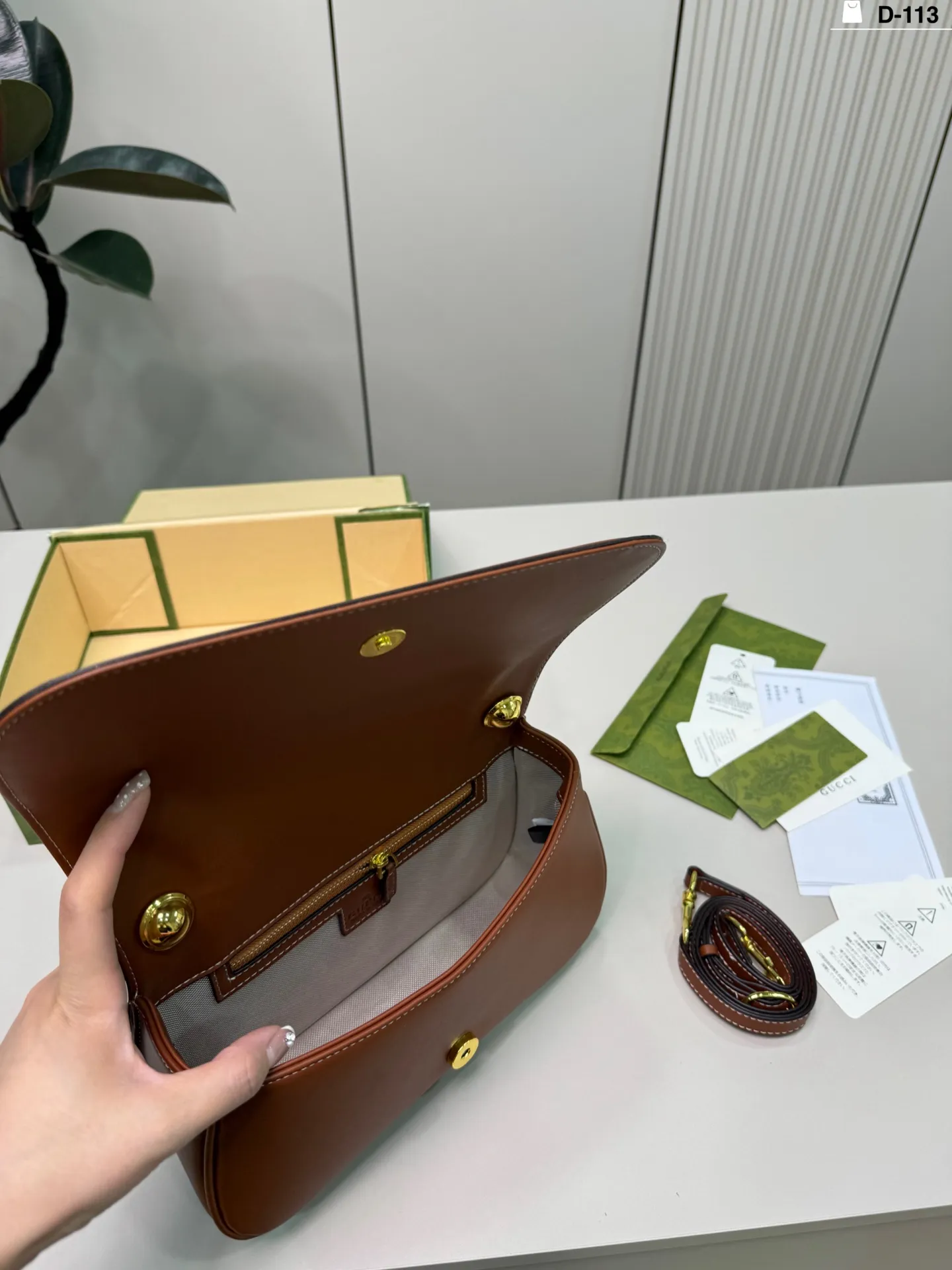 💰p140 D-113尺寸26×14折叠盒 Gucci 酷奇Blondie手提包 复古又时髦,辨识度超高! 通勤休闲都能搭。 搭配简约或复古风都很出彩,实用又吸睛,是时尚与功能兼备的必入单品!
