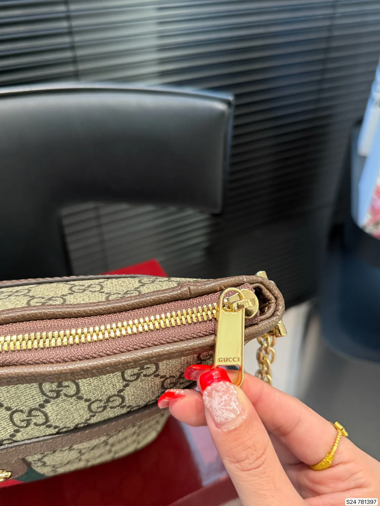 P170 配飞机盒折叠盒子酷奇枕头包Gucci 新款 小方包 枕头包 背上它 走路都带风 一整个被爱住拿捏舒适下午茶氛围日常百搭 经典简洁 尺寸20 17货号781397