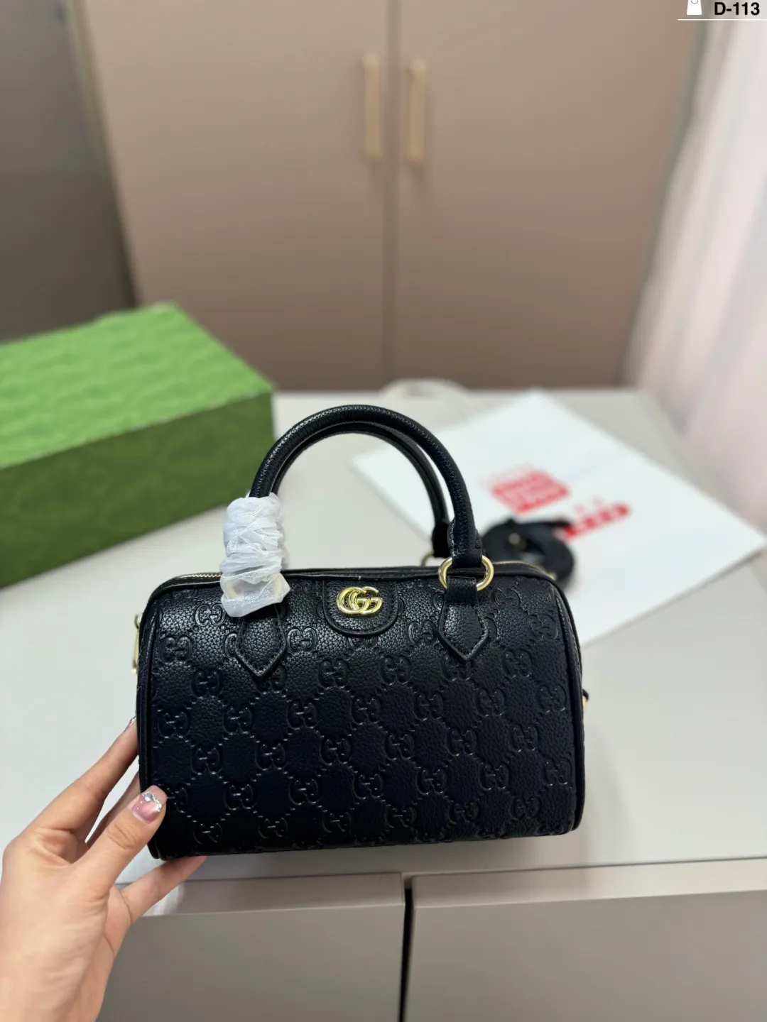 💰p125 D-113尺寸22&times;14折叠盒 酷奇Gucci 波士顿 枕头包 👜最新系列 这个款复古韵味特别浓，原版内里！ 上身效果也超赞