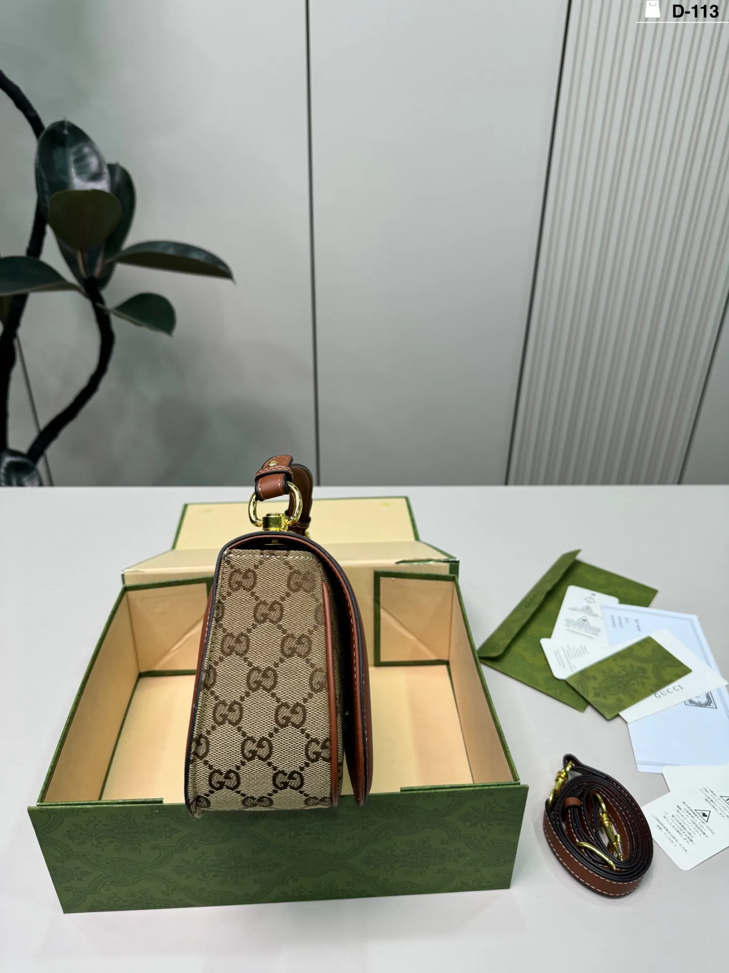 💰p140 D-113尺寸26×14折叠盒 Gucci 酷奇Blondie手提包 复古又时髦,辨识度超高! 通勤休闲都能搭。 搭配简约或复古风都很出彩,实用又吸睛,是时尚与功能兼备的必入单品!