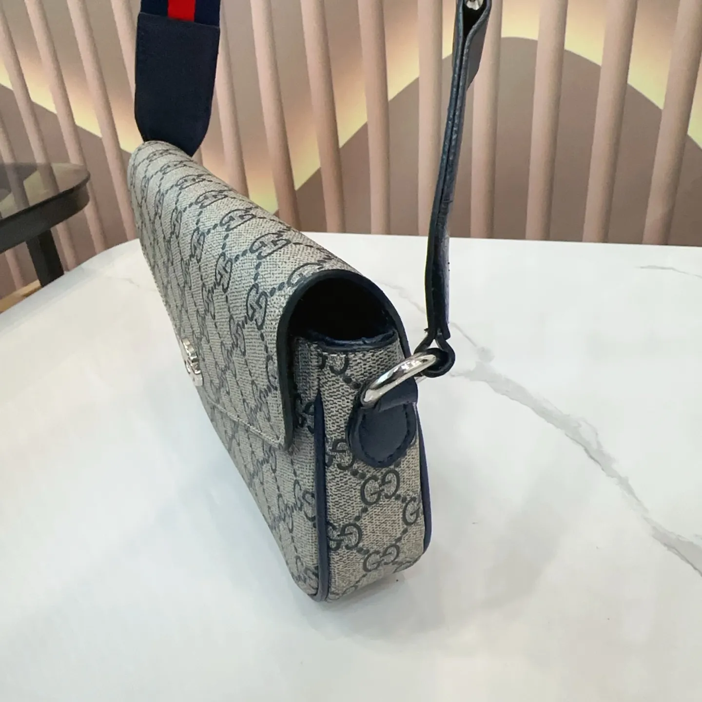 p105 配折叠盒 GUCCI酷奇Ophidia系列信封包 完全不是小废包,大小合适,可以满足日常需求,肩带可调节!尺寸22.14cm。 Q