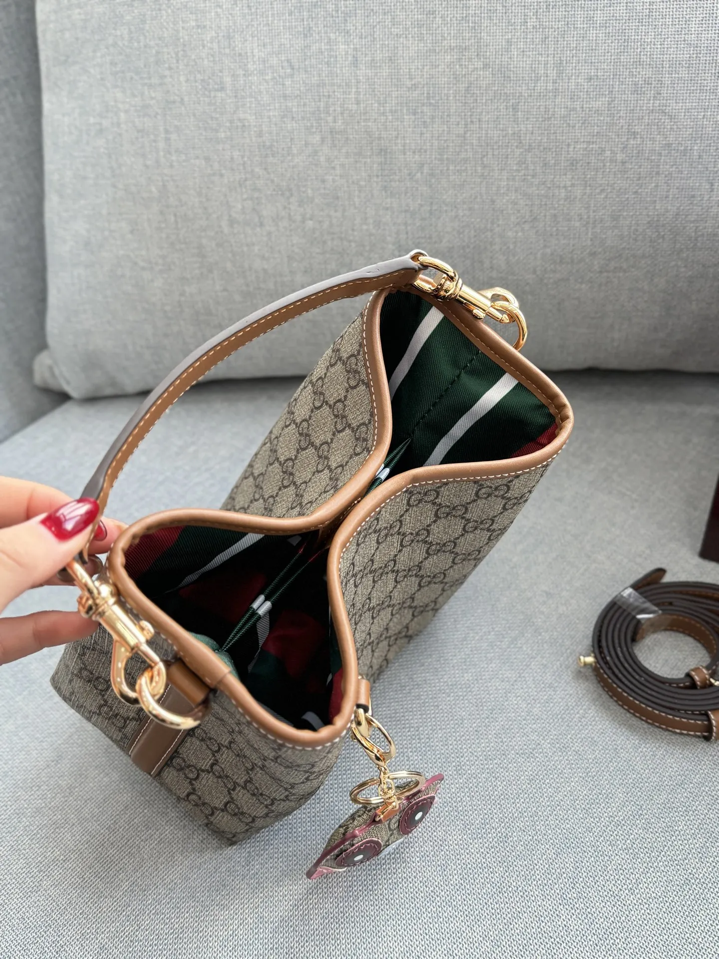 牛皮💰180 全套礼盒 size：18.5&times;18.5 GUCCI古驰 GG Emblem Emblem 猫头鹰挂件 水桶包手提包 迷你 芯片版本 钥匙扣真的太可爱啦，搭配任何包包都能碰撞出独特的感觉， 非常精致百搭~ 使用频率超高的一只包包！