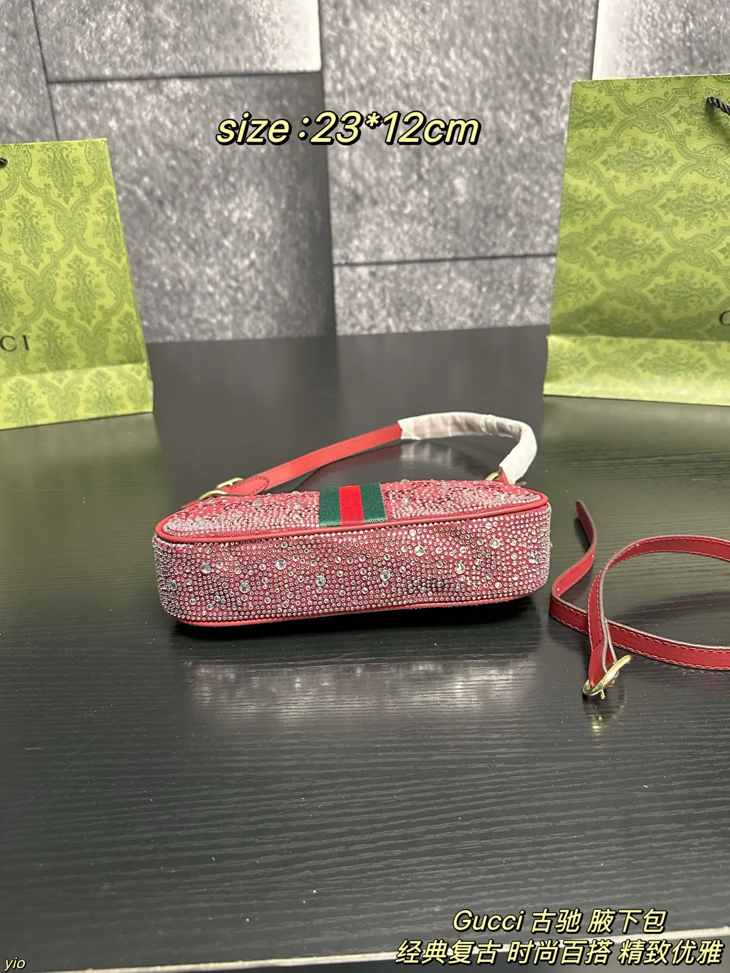 P140配盒 Gucci 古驰 腋下包 Gucci|圣诞氛围直接拉满!圣诞季的心动是这只酒红闪钻包给的!把星光织进冬日的浪漫,红丝绒、水晶、GG老花,每一件都像把星光收进手心💎。包身缀满细闪,复古红绿条点缀,提在手里就是行走的星河🌌;迷你包小巧可爱,运动鞋同系列,细节里藏着温柔。红色显白,配大衣或毛衣,让每个日常都多一份浪漫💕。 尺寸:23*12cm