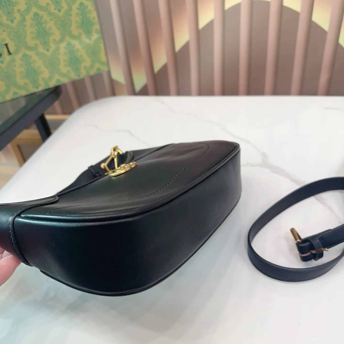 P110 折叠礼盒 酷奇新款Gucci 腋下包| 全新新月包型，从品牌典藏元素汲取灵感，饰有20世纪70年代经典双G标志，并配有两根肩带，一条皮质，一条金属，诠释了品牌所推崇的实用设计理念。尺寸25.5.15 Q