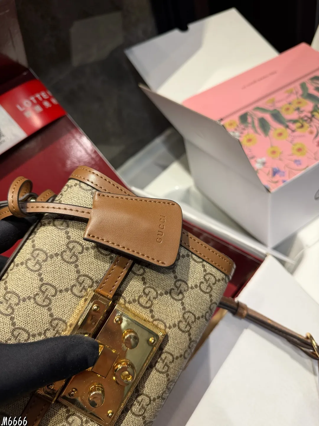 ❤️P195p190(折叠飞机礼盒)❤️ gucci永不过时的经典Gucci padlock从颜值到使用感都非常YYDS,简约百搭,经典款式不容易过时,造型也以大方舒适,容纳性好为特点肩带搭配也是从典藏设计中直接取用的钥匙扣设计如果你想拥有一只大牌的爆款包包,又想要容量大,造型百搭,年轻时尚,我觉得这一款是非常完美的,如果你是身材娇小的姐妹,喜欢大包,又担心视觉上有点压 这款包包绝对是你的首选 尺寸大号26.17 小号20.13